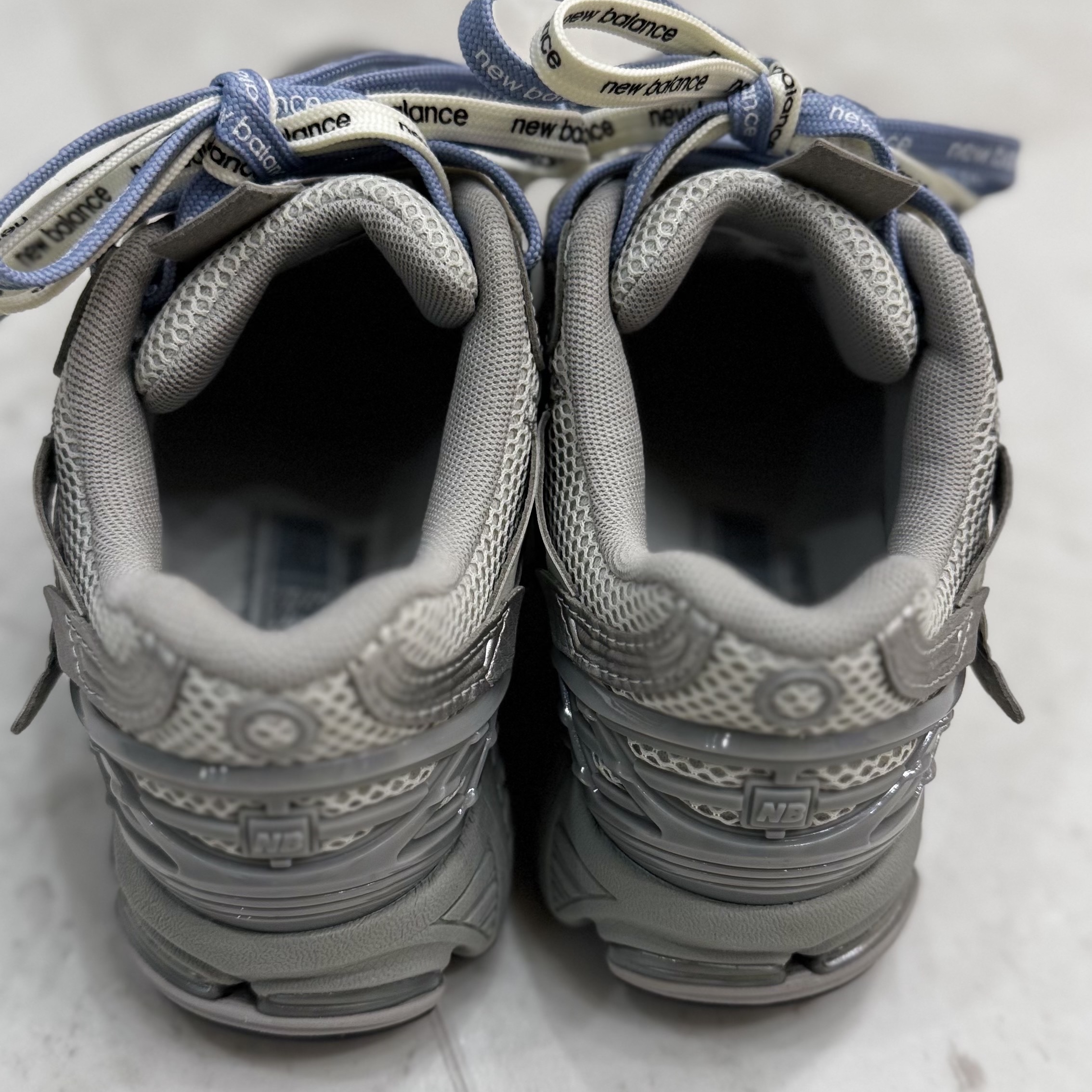 New Balance 1906A Concrete Silver Metallic 착용 스타일 - 3