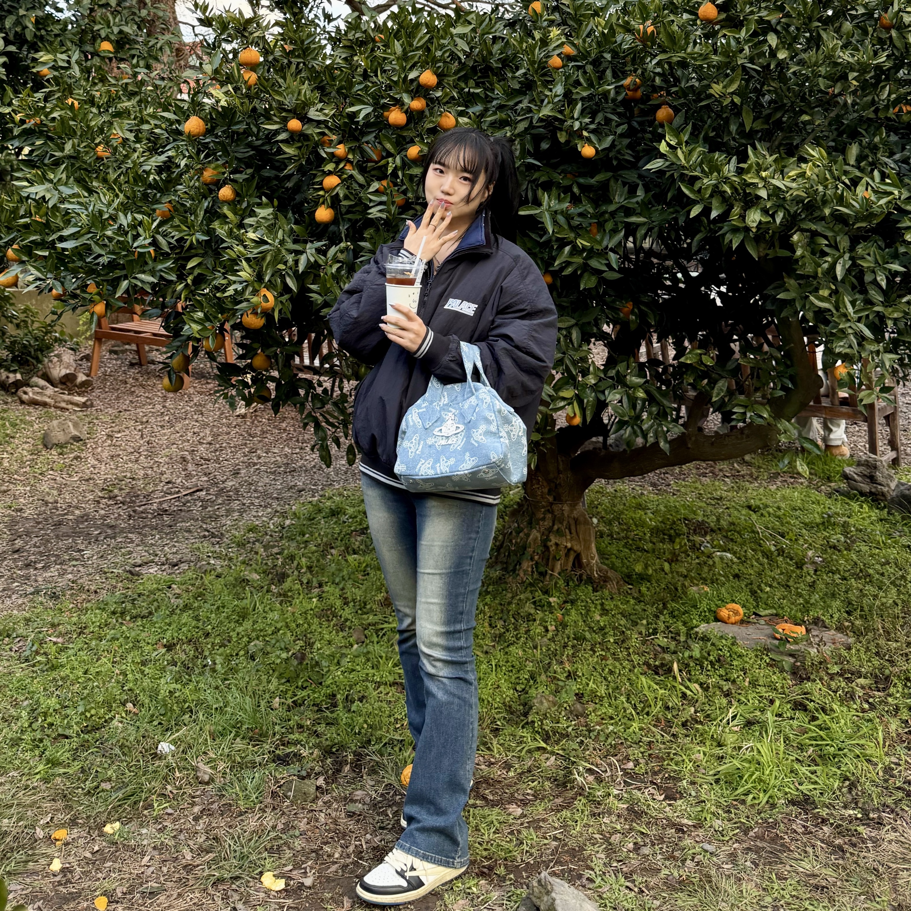 Palace Sport Mit Script Jacket Navy - 22FW, Palace x Vivienne Westwood Bowling Bag Orb Print - 24FW 착용 스타일 - 3