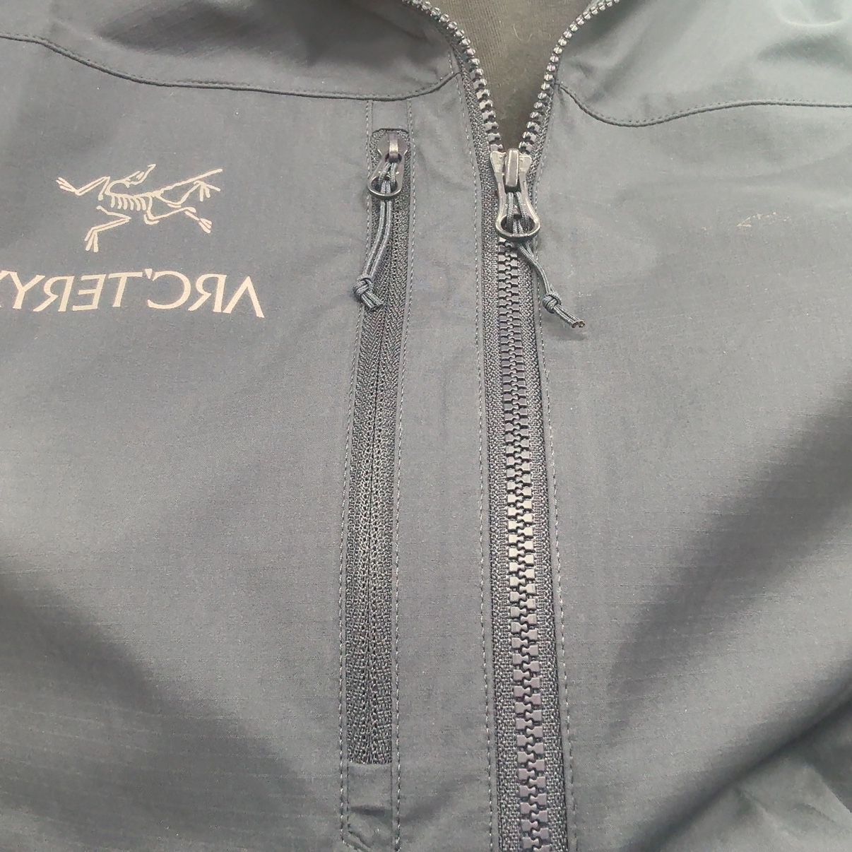 Arc'teryx Squamish Hoody Black Sapphire 착용 스타일