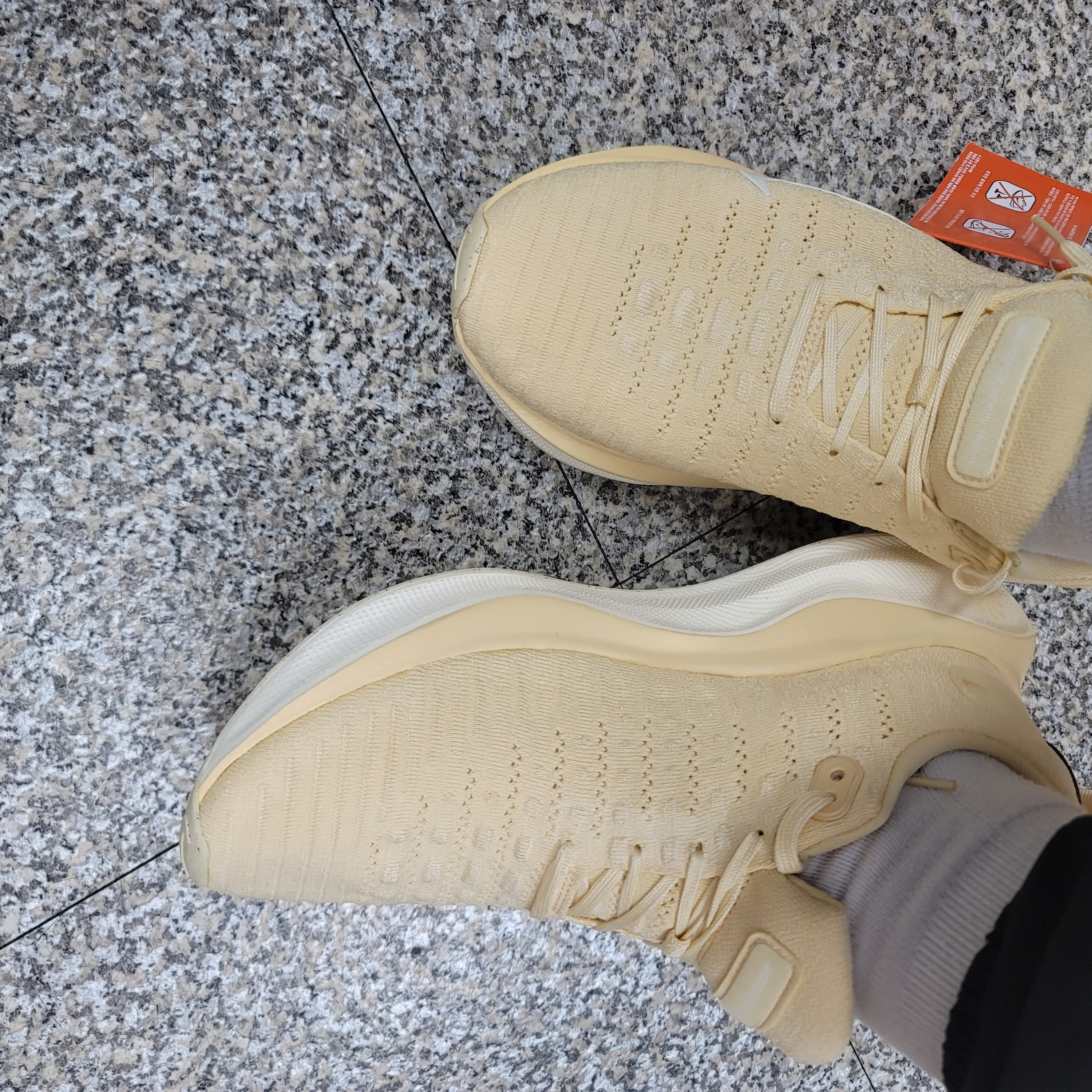Nike ReactX Infinity Run 4 Pale Vanilla Pale Ivory 착용 스타일 - 2