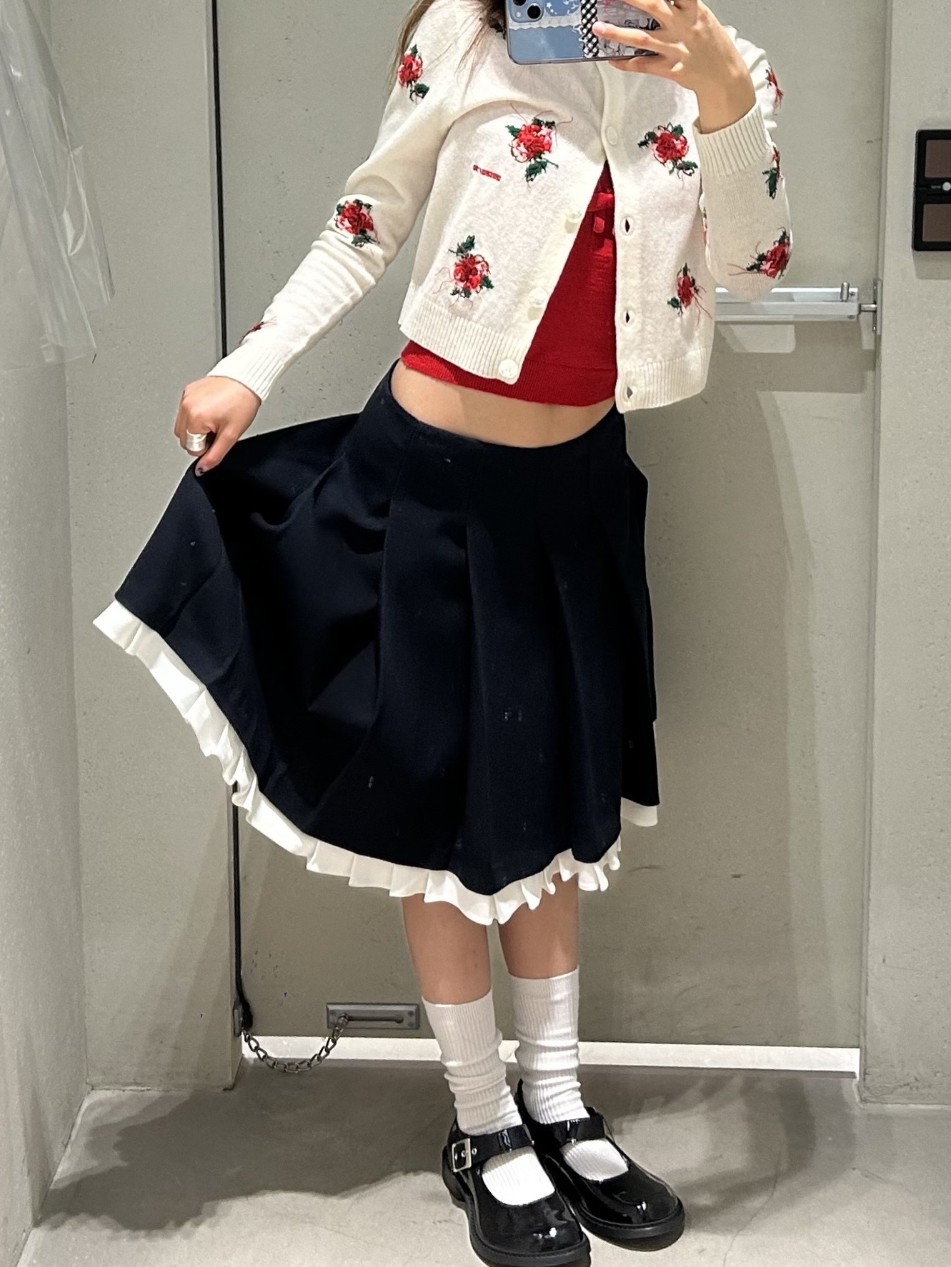 Shushu/Tong Women Threadwork Knit Cardigan White - 26SS, Shushu/Tong Women Patchwork Lace Wide Pleat Skirt Navy Blue - 25FW 착용 스타일 - 3
