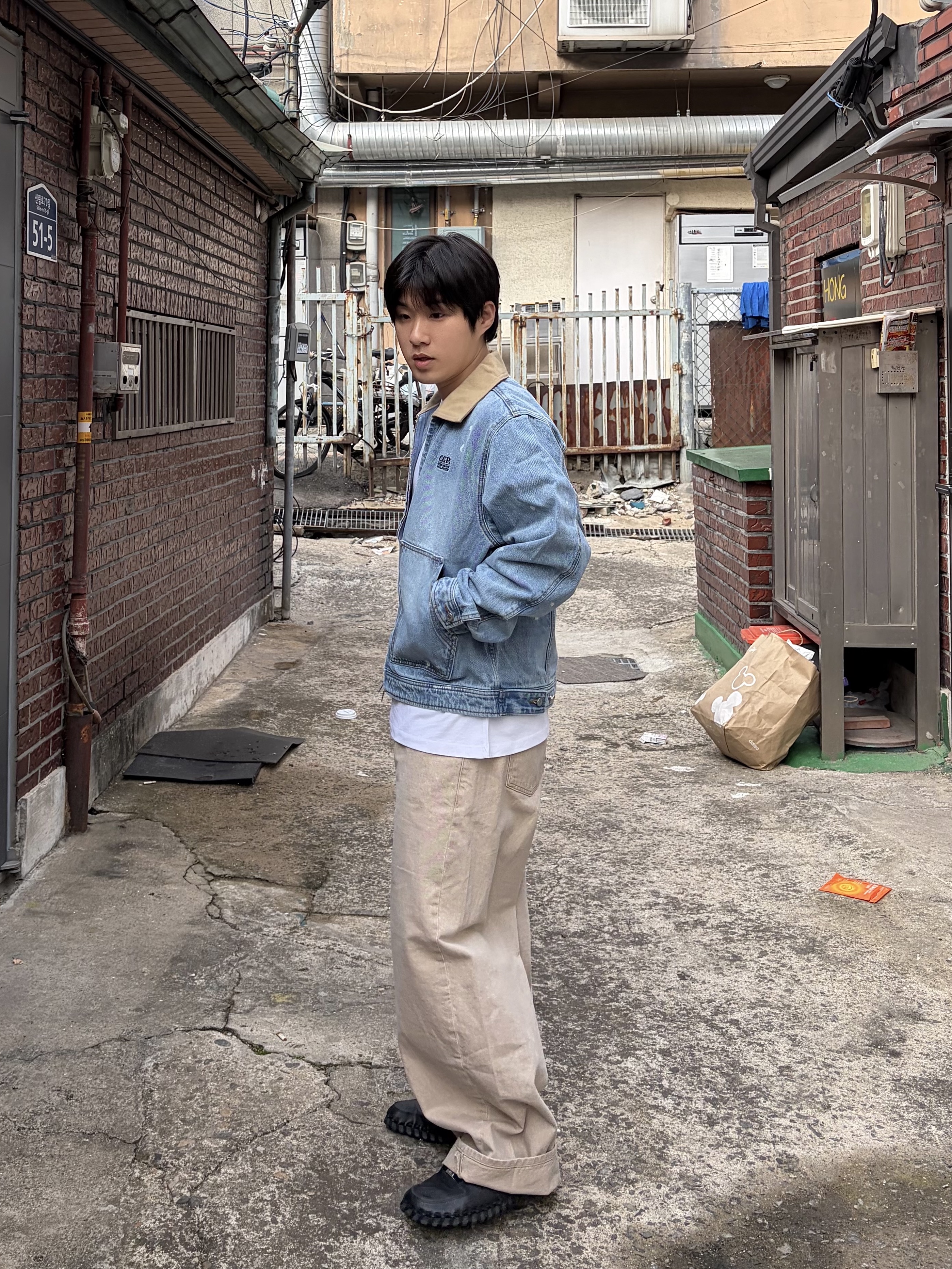 noun Wide Curved Denim Pants Sand Beige, Nike x Jacquemus J Force 1 Low LX SP Black 착용 스타일 - 2