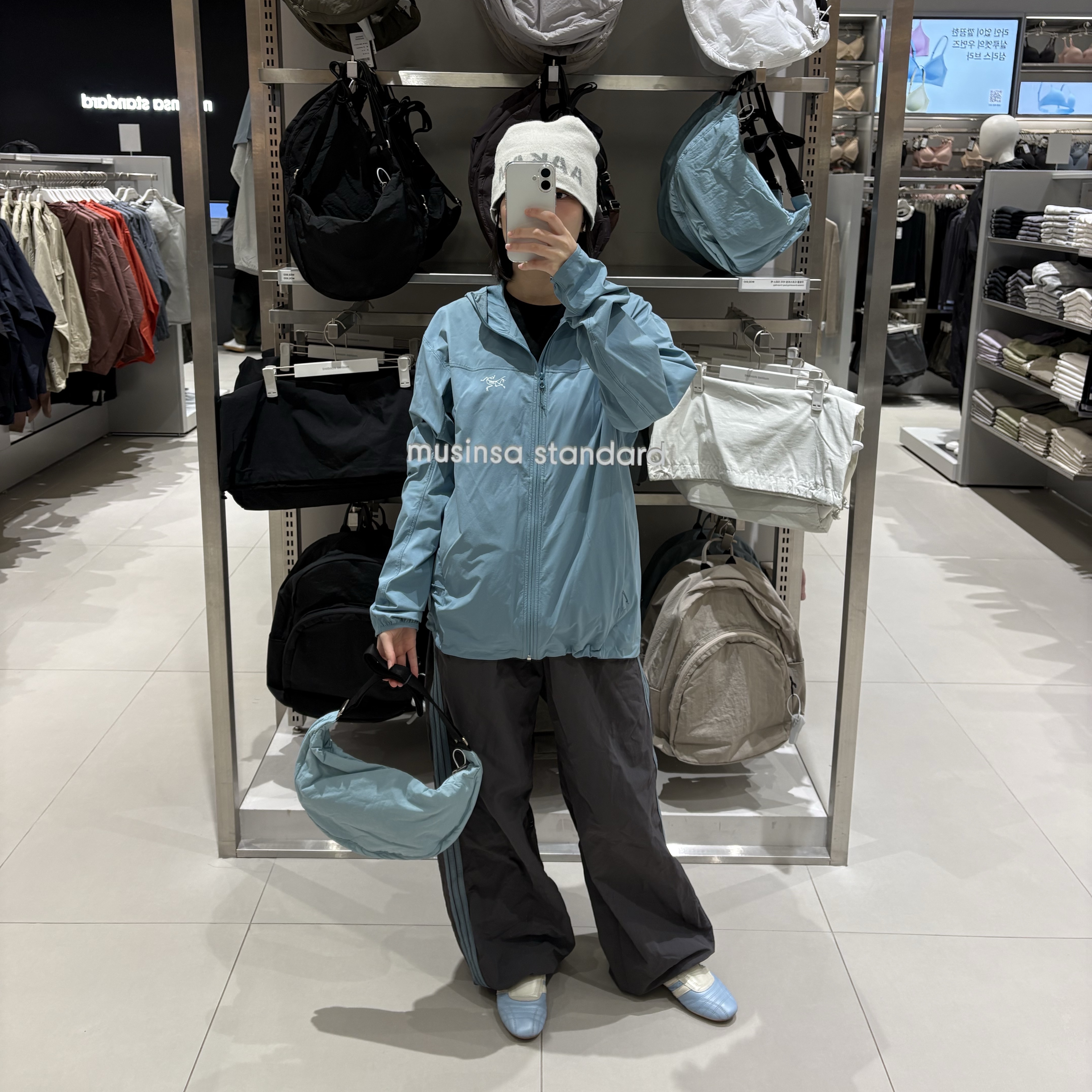Arc'teryx Gamma Lightweight Hoody Solace, (W) Adidas Taekwondo Off White Clear Sky 착용 스타일 - 3