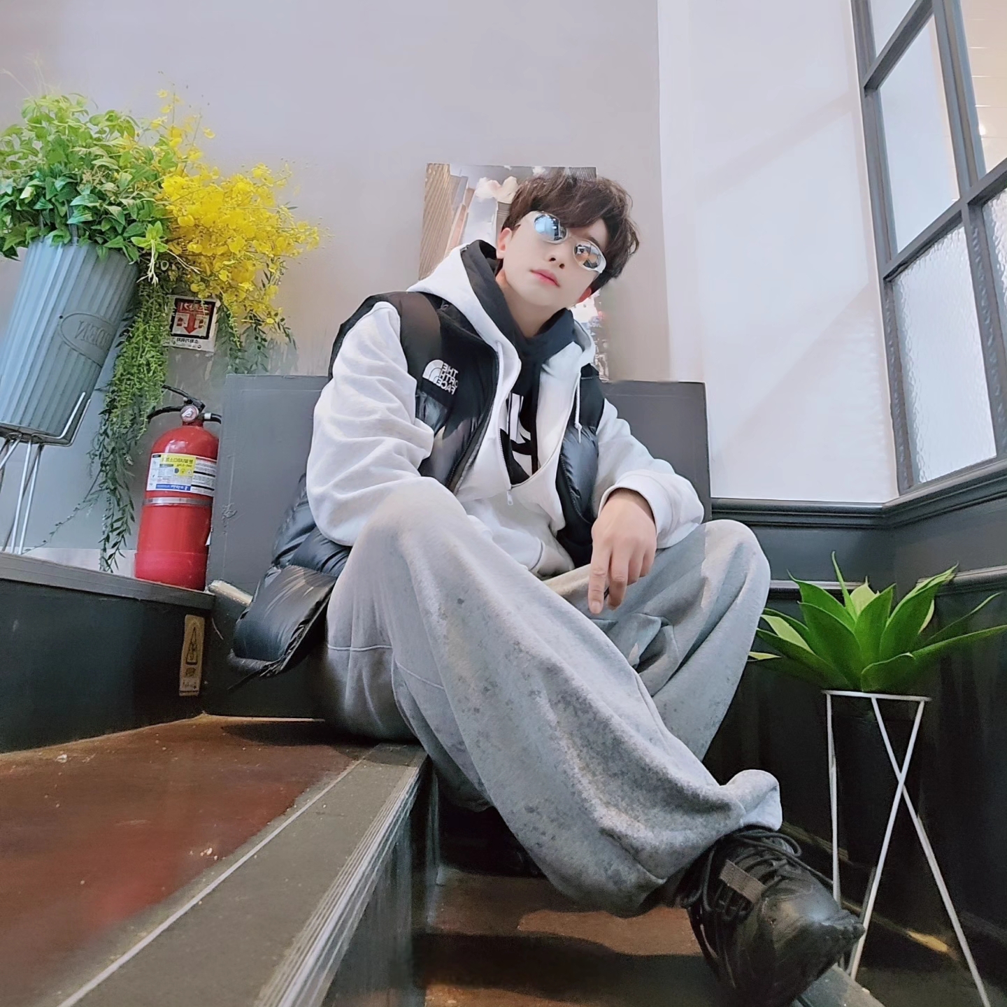 The North Face Novelty Nuptse Vest RDS Dark Gray - 25FW, Stussy Stock DSM Ginza Zip Hoodie Ash Heather 2023 착용 스타일 - 3