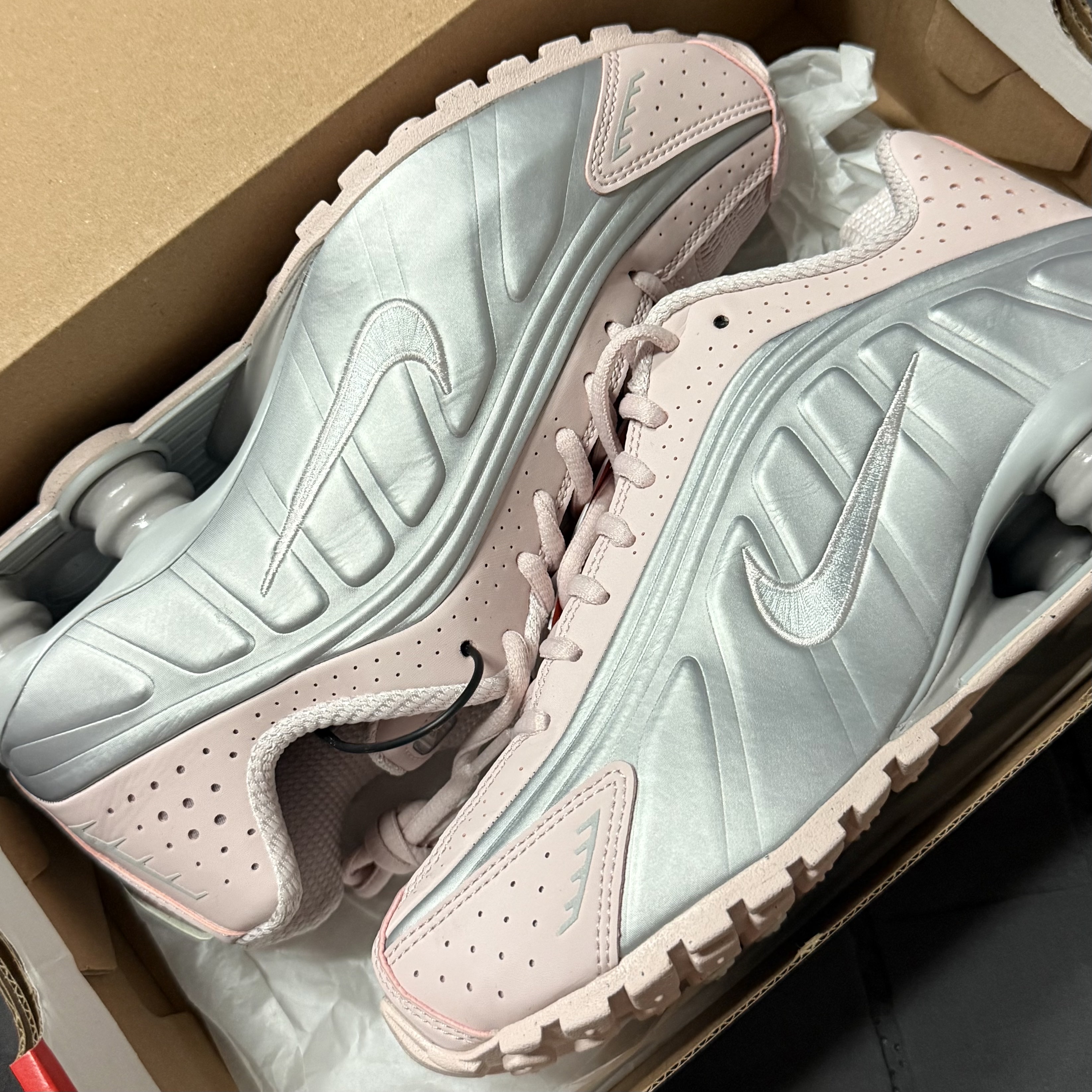 (W) Nike Shox R4 Barely Rose Metallic Platinum 착용 스타일