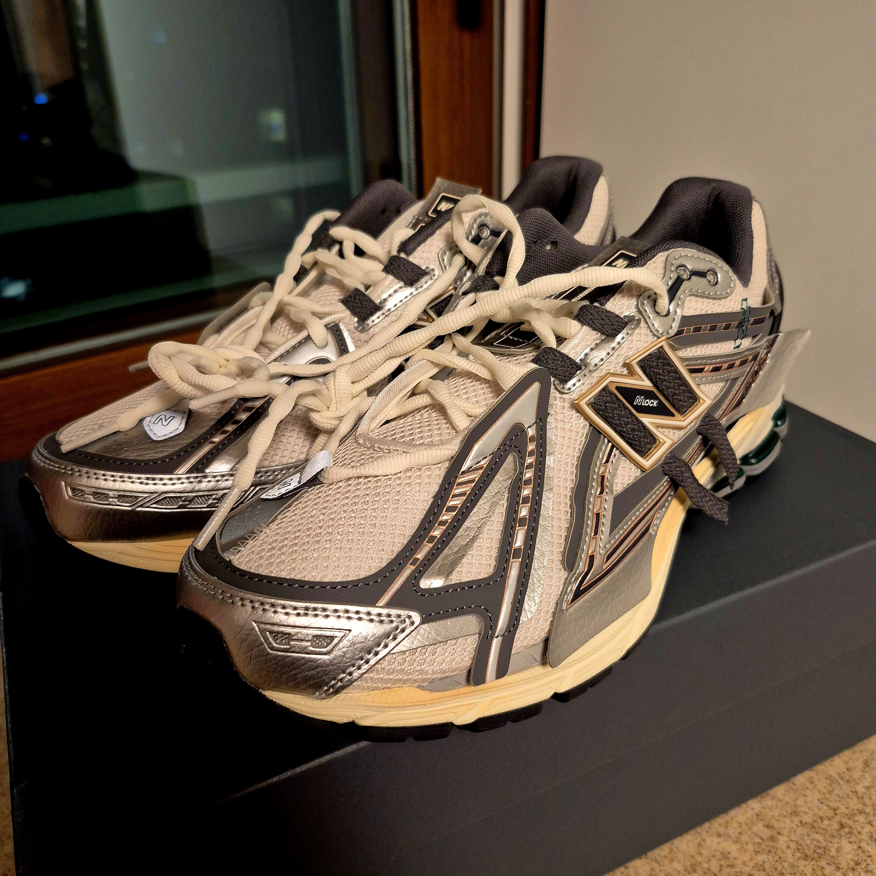 New Balance 1906A Silver Metallic Castlerock 착용 스타일