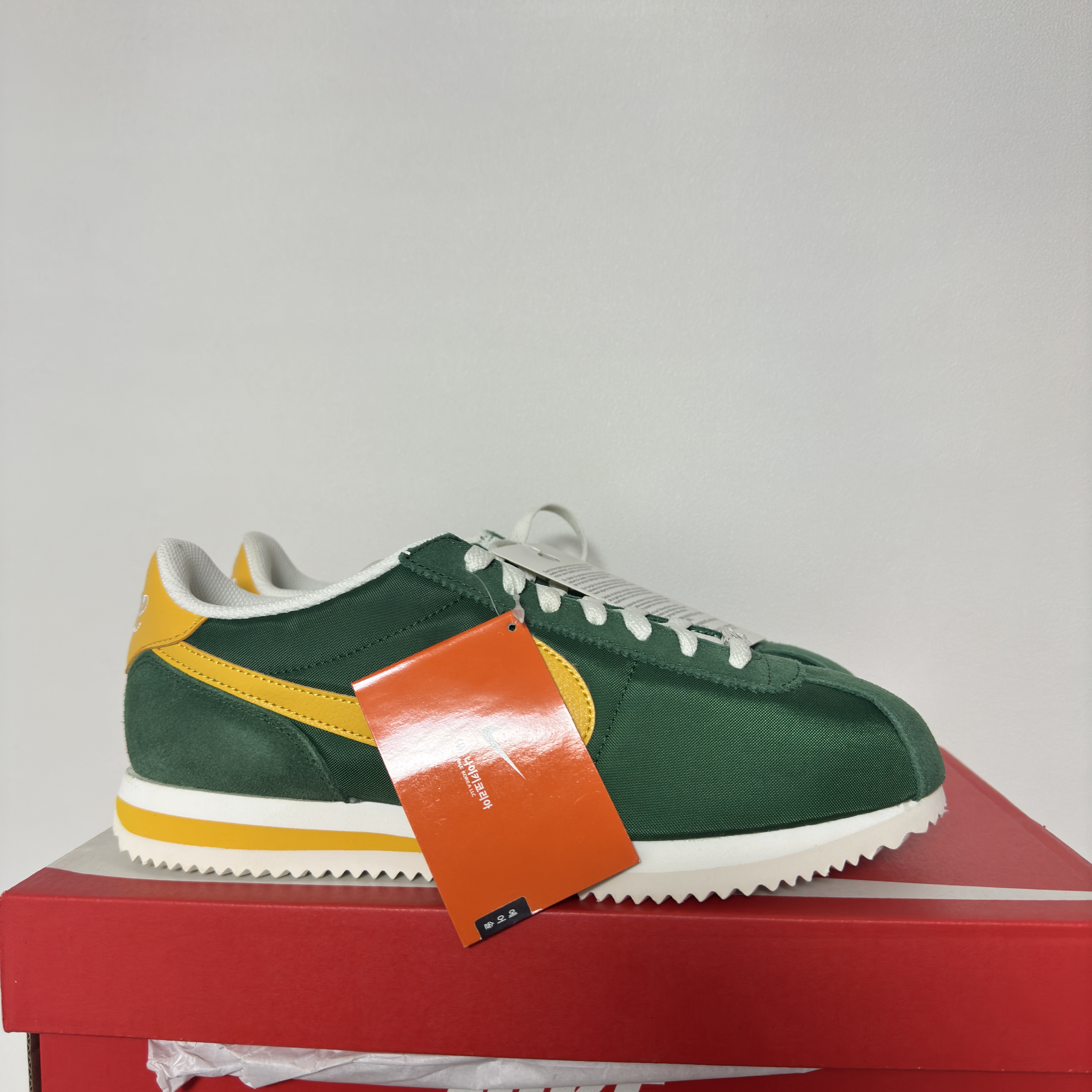 Nike Cortez Textile Gorge Green and Yellow Ochre 착용 스타일