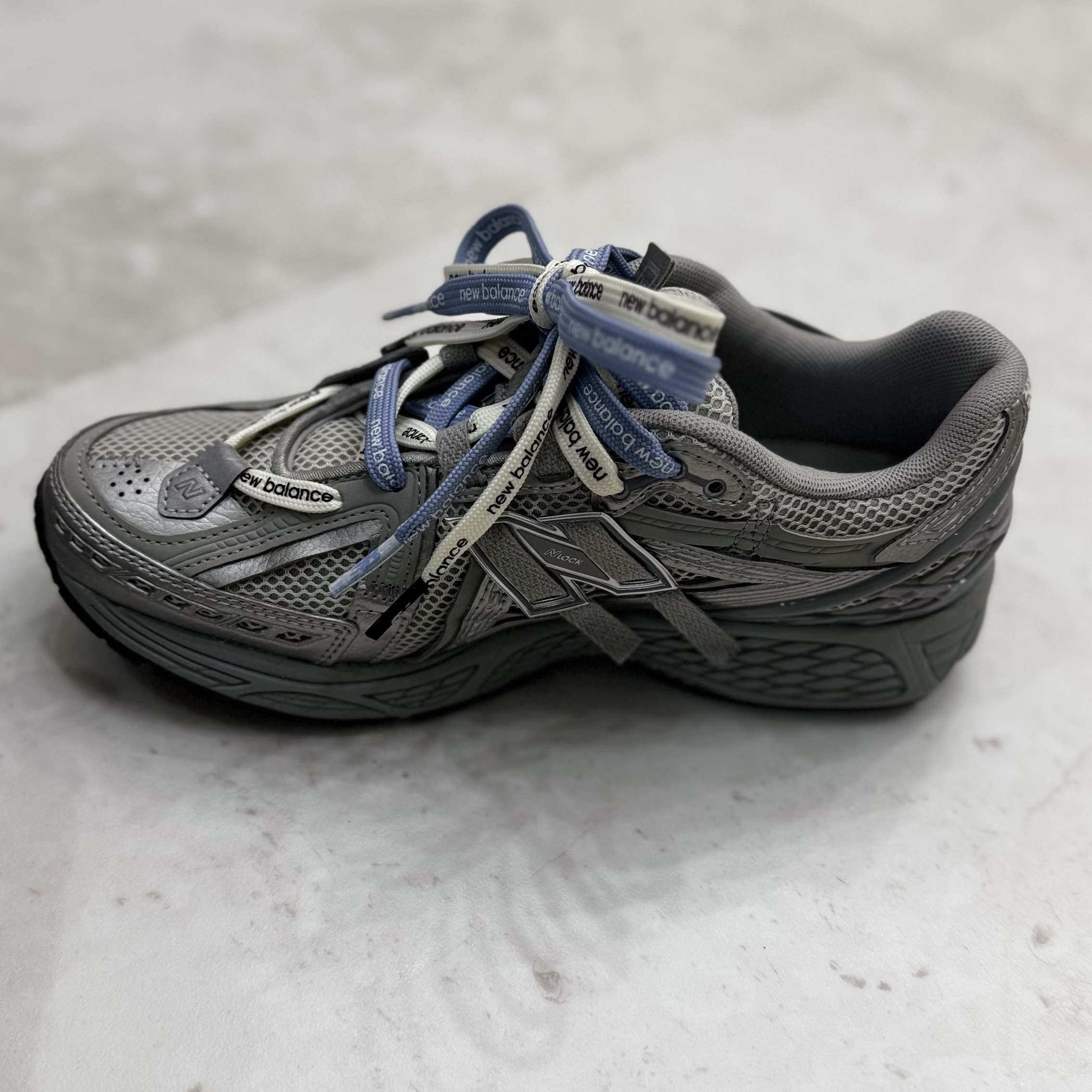 New Balance 1906A Concrete Silver Metallic 착용 스타일 - 4