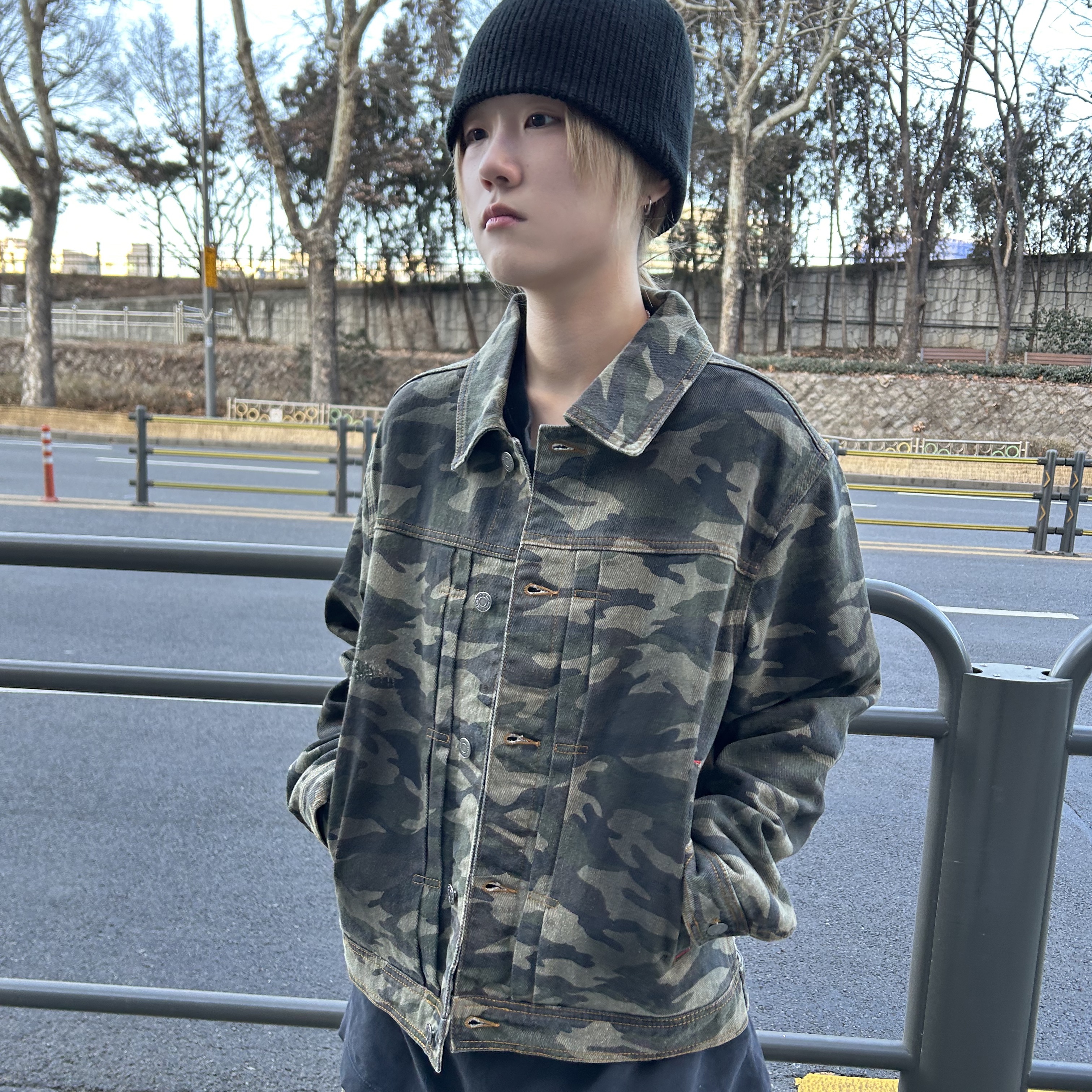 MAINBOOTH Destroyed Camo Trucker Jacket CAMO 착용 스타일 - 2