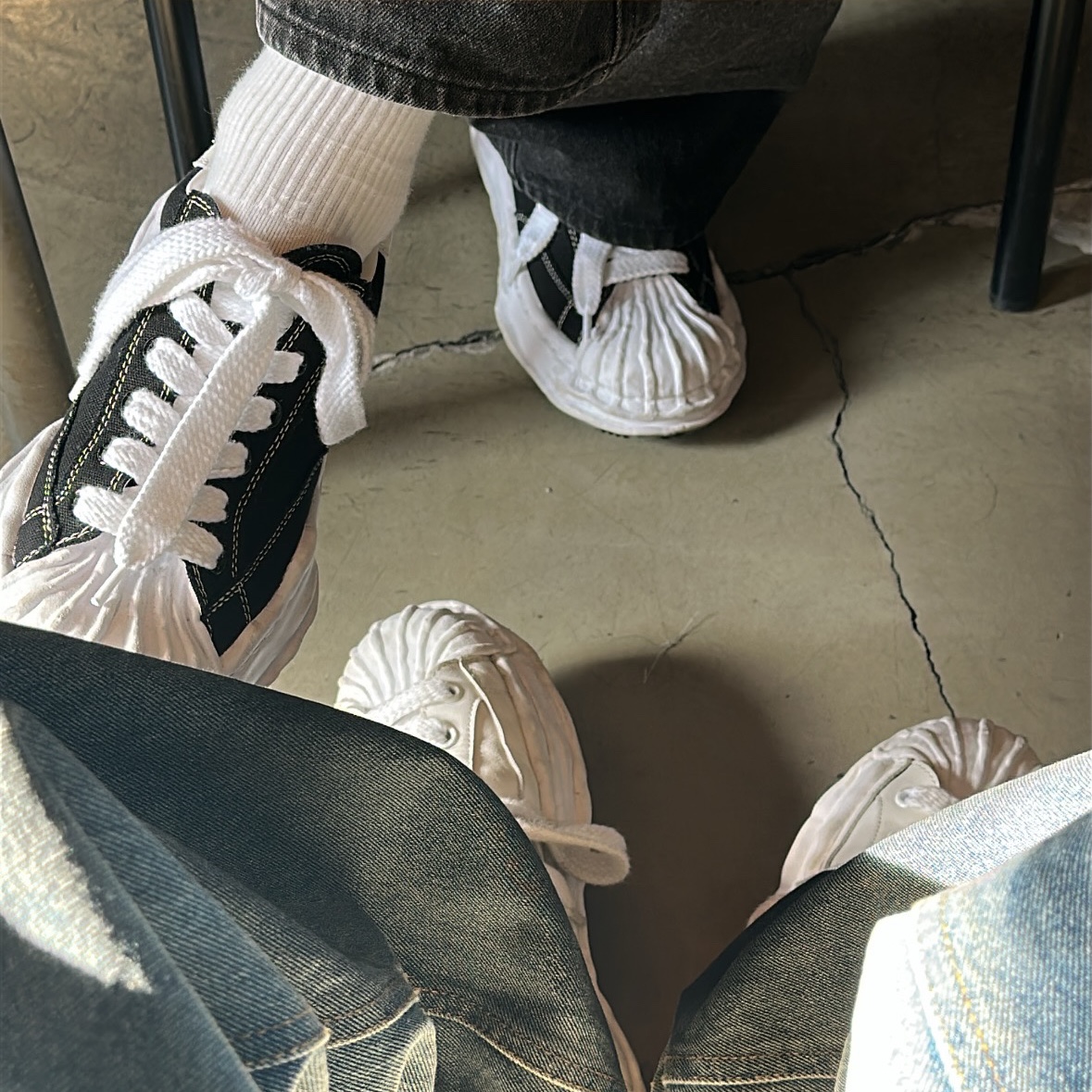 Maison Mihara Yasuhiro Blakey OG Sole Leather Low-top Sneakers White 착용 스타일
