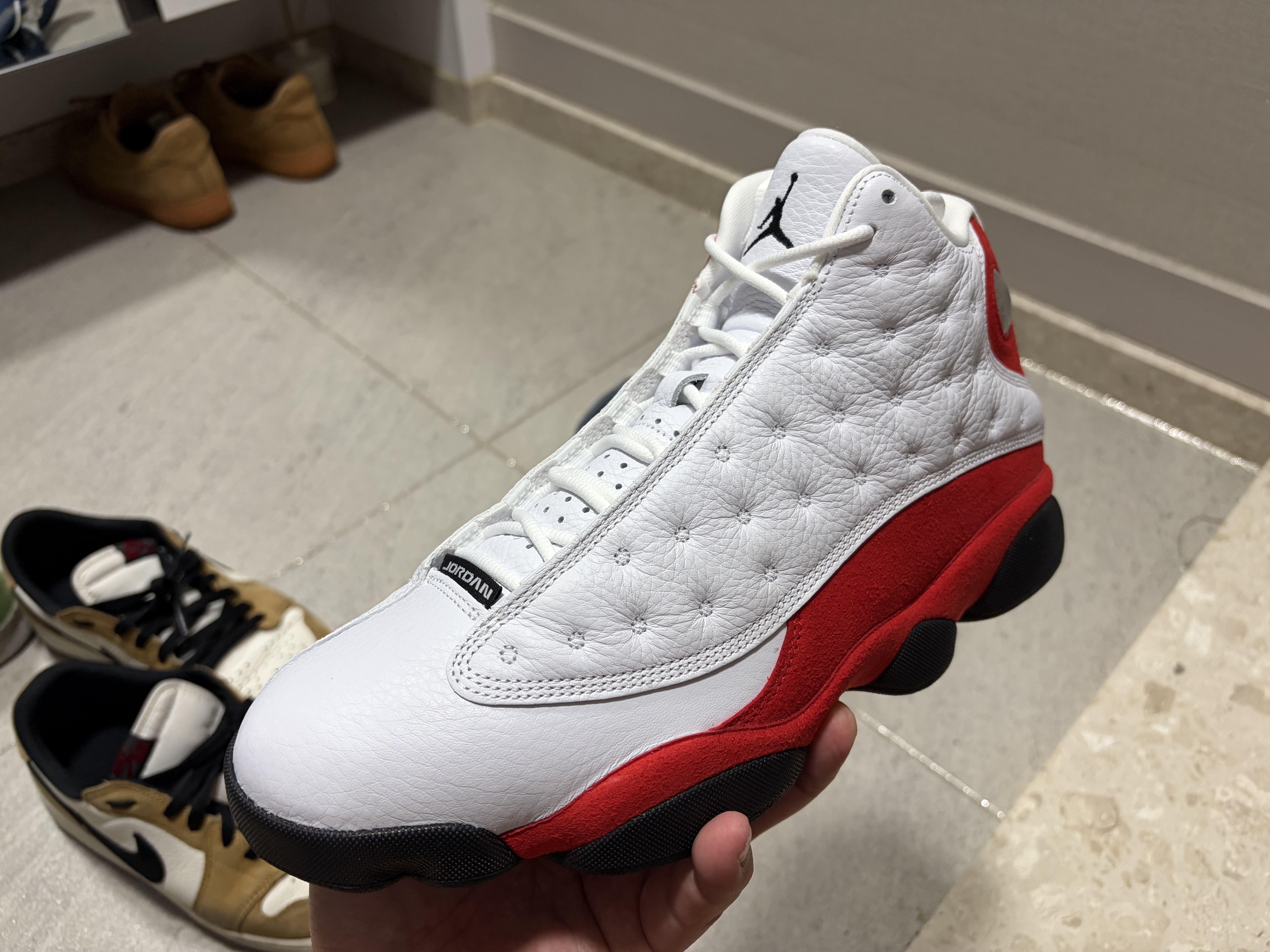 Jordan 13 Retro White and University Red 착용 스타일 - 6