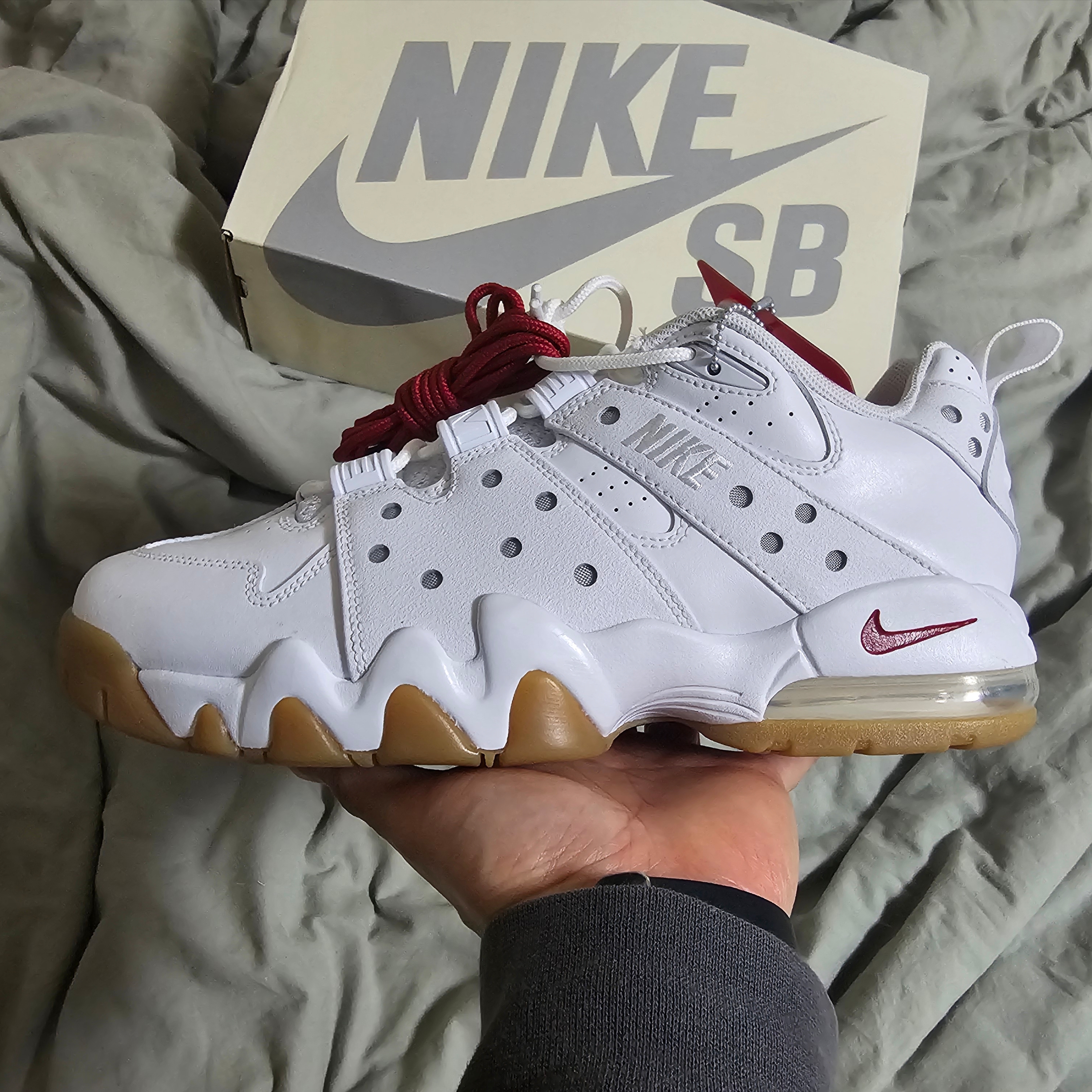 Nike x Supreme SB Air Max 2 CB 94 Low White Varsity Red White Gum Light Brown 착용 스타일 - 2