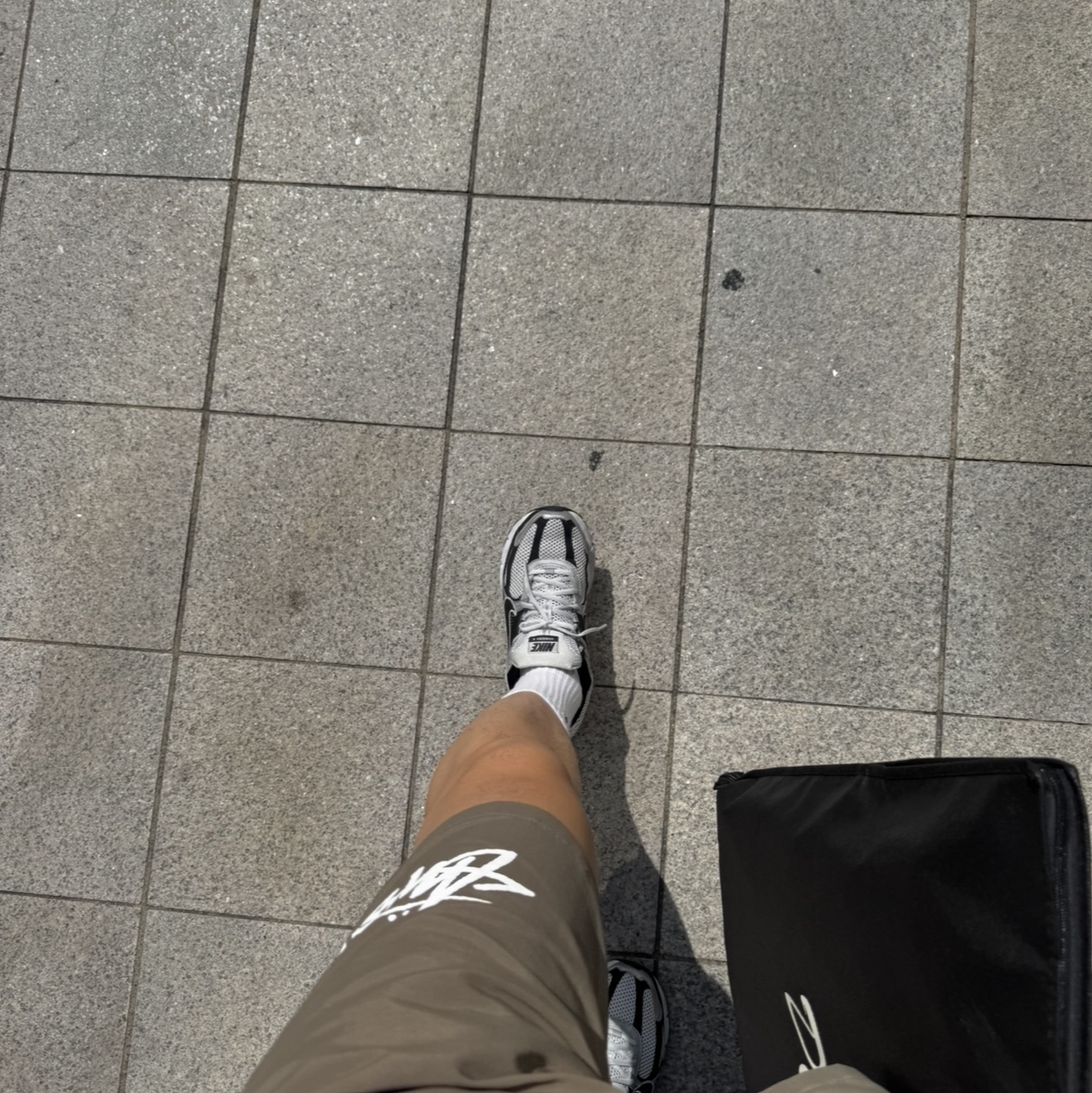 Nike Zoom Vomero 5 Metallic Silver Black 착용 스타일