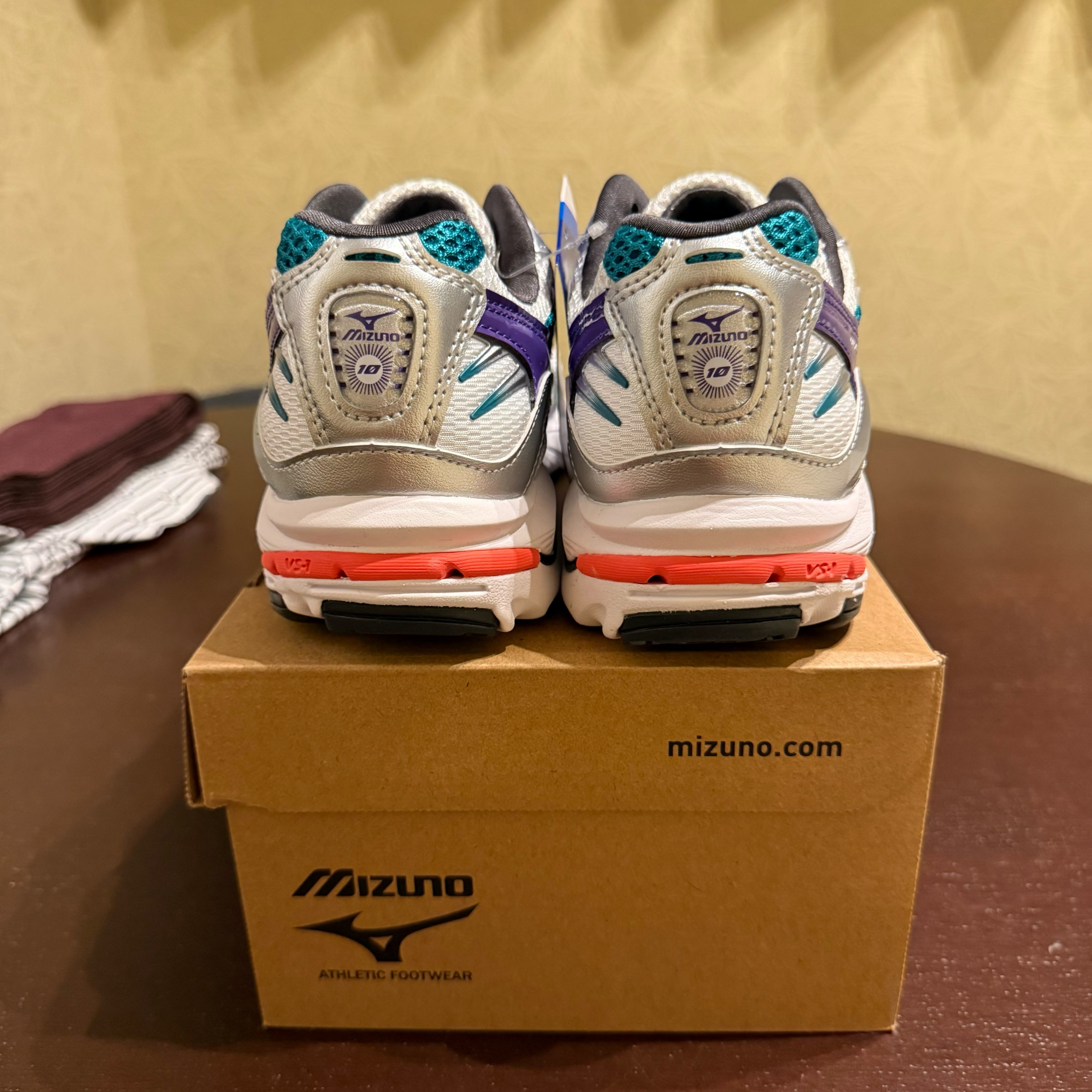 Mizuno Wave Rider 10 White Silver, Mizuno Wave Rider 10 White Silver Teal Blue 착용 스타일 - 3