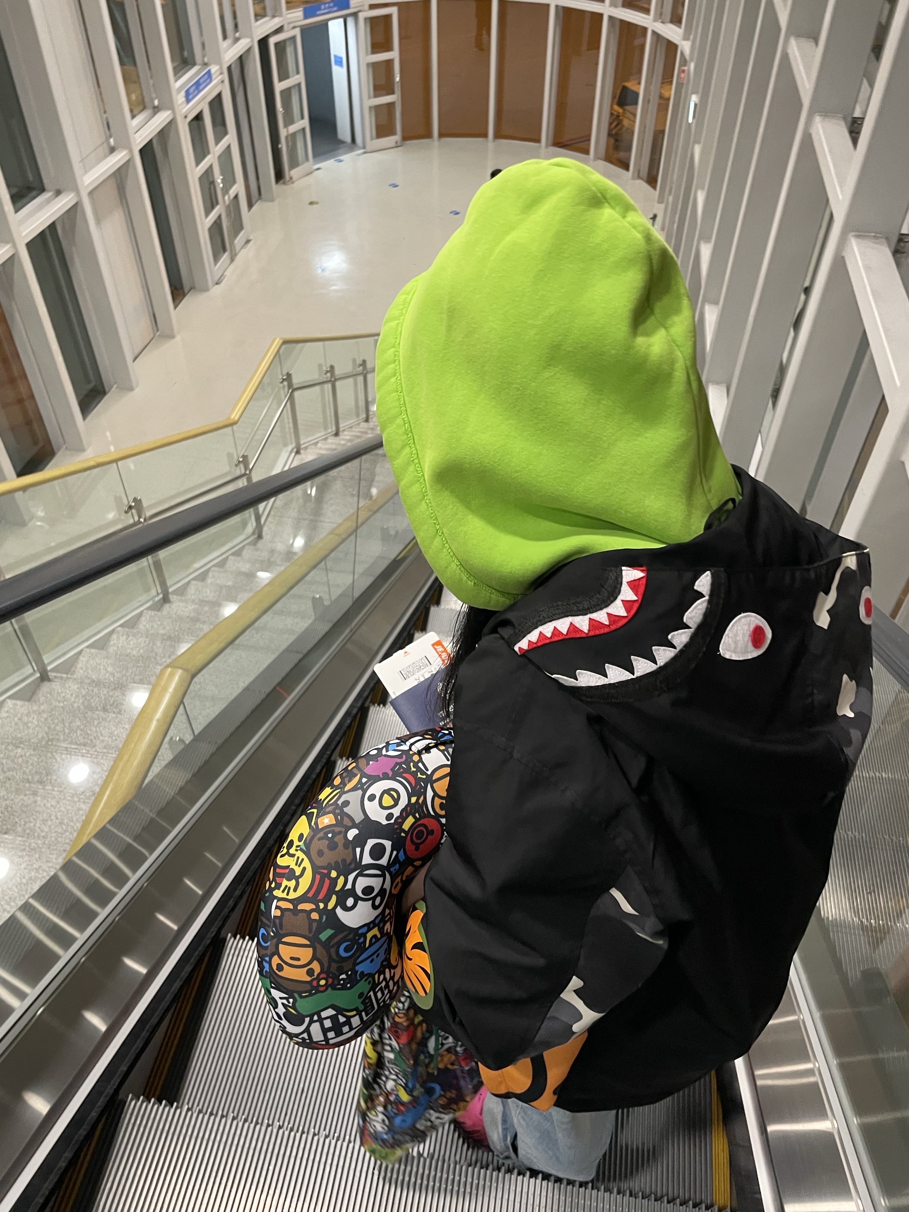 Starbucks x BAPE Baby Milo Neck Pillow, Starbucks x BAPE Baby Milo Foldable Bag 착용 스타일 - 1