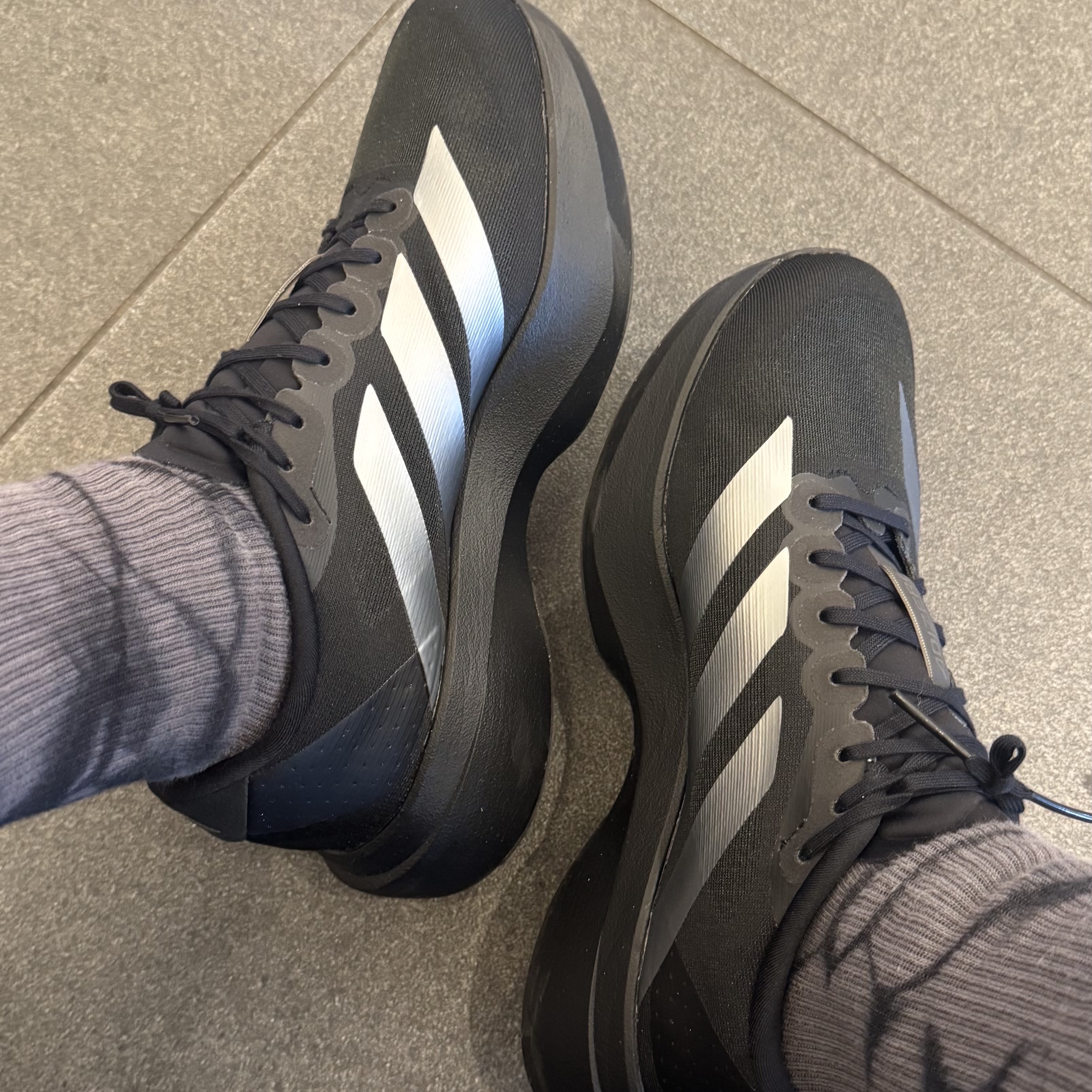 Adidas Adizero EVO SL Core Black Iron Metallic 착용 스타일