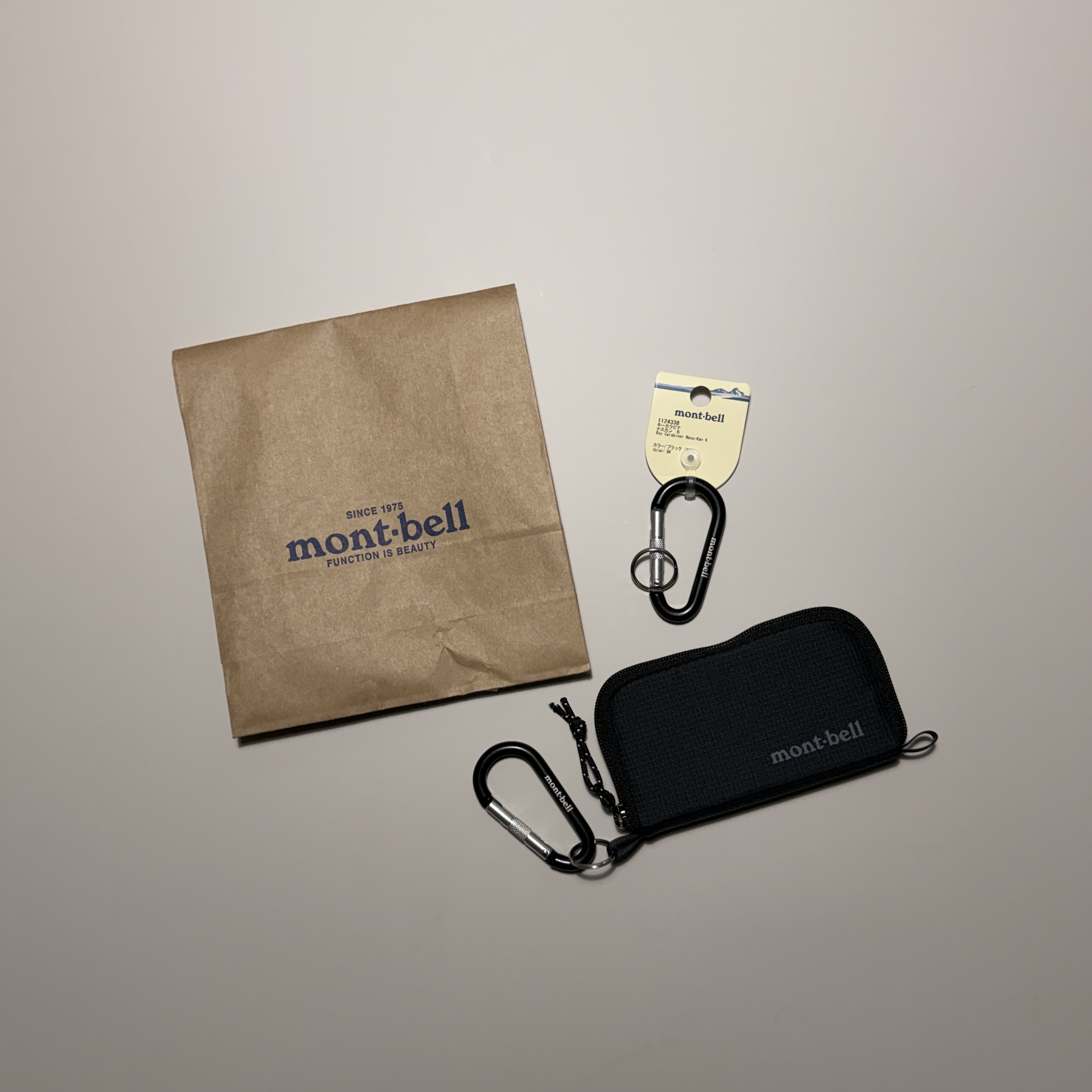 Montbell Mini Zip Wallet Black 착용 스타일