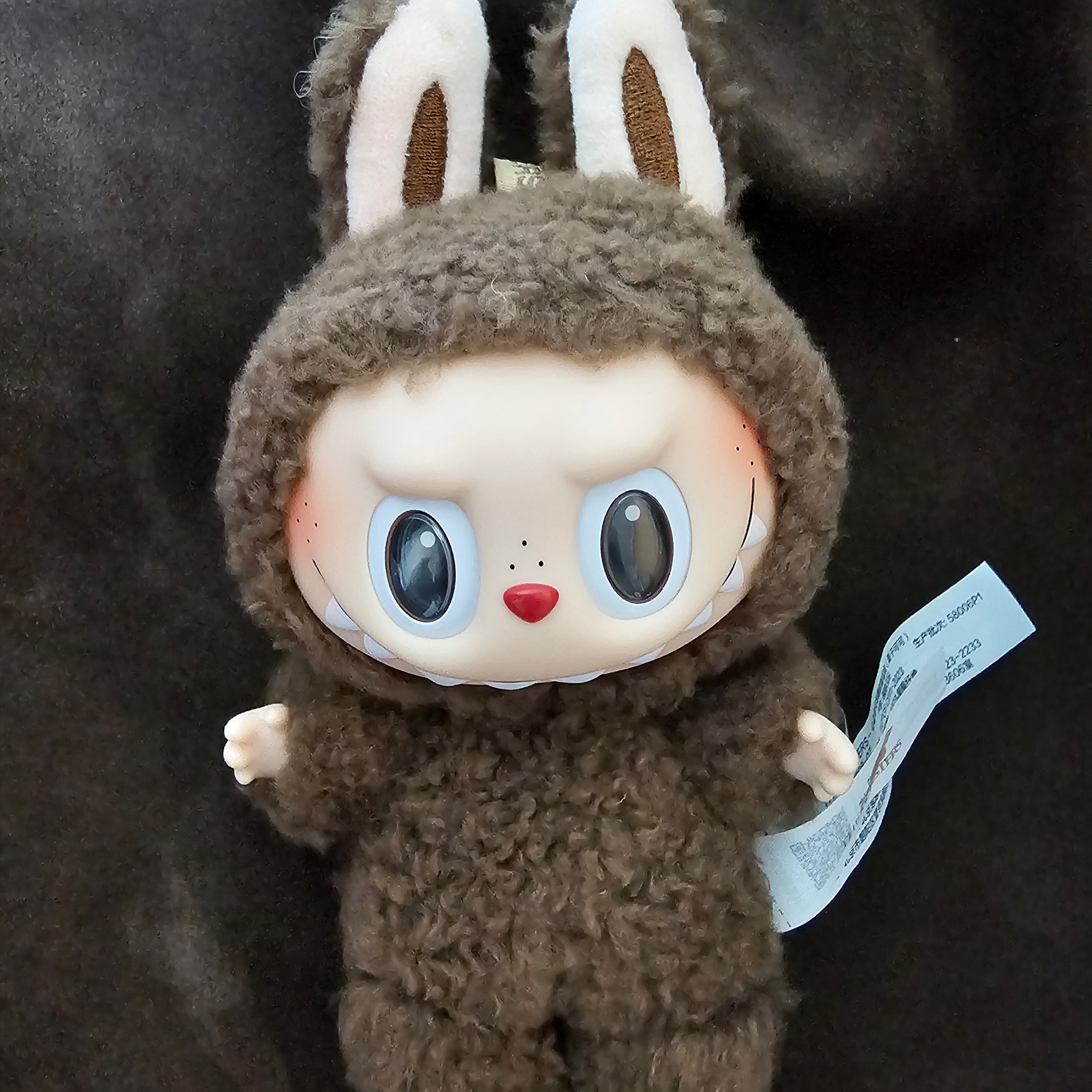 Pop Mart Labubu The Monsters Labubu Tasty Macarons Series Chestnut Cocoa Keyring (Opened Case) 착용 스타일