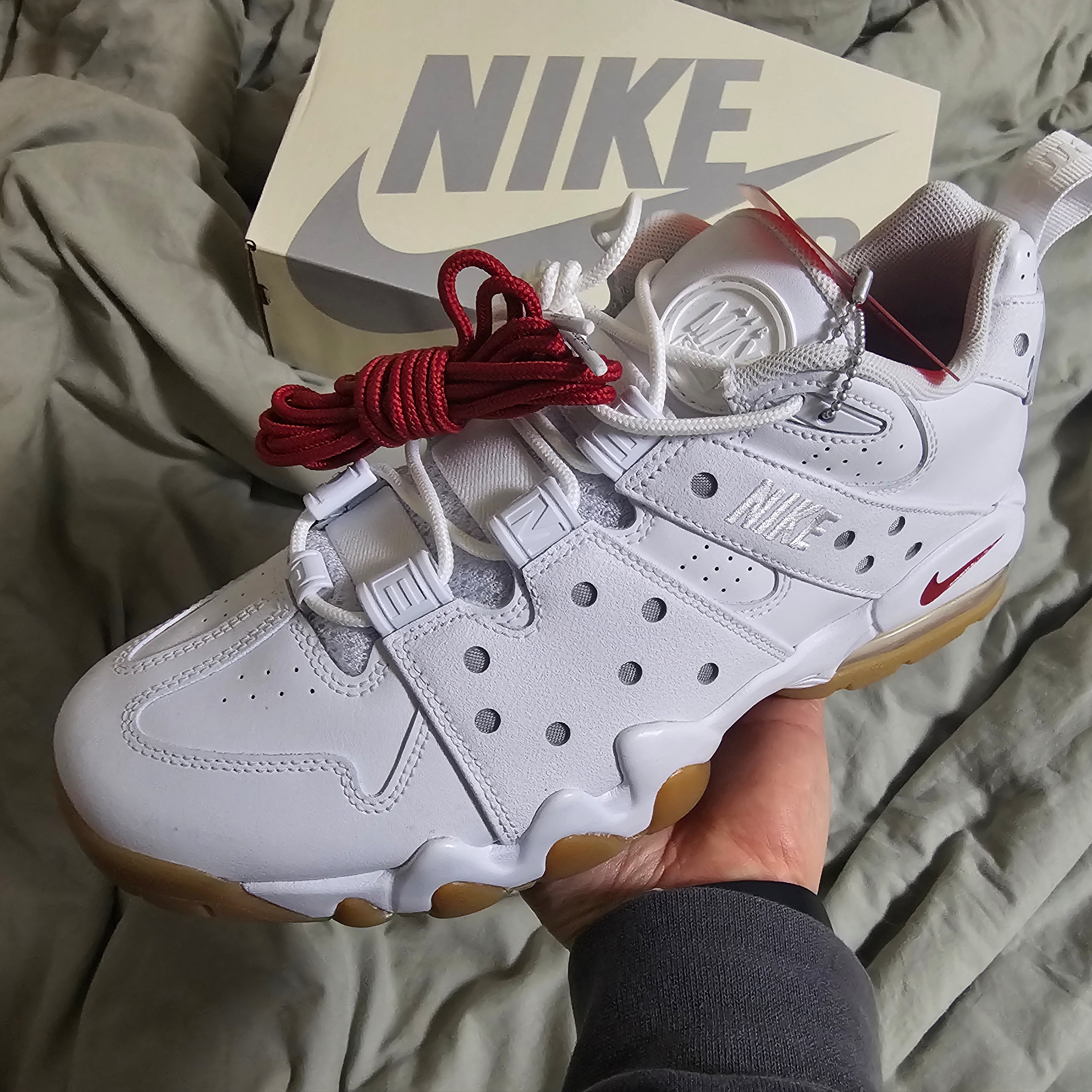 Nike x Supreme SB Air Max 2 CB 94 Low White Varsity Red White Gum Light Brown 착용 스타일 - 3
