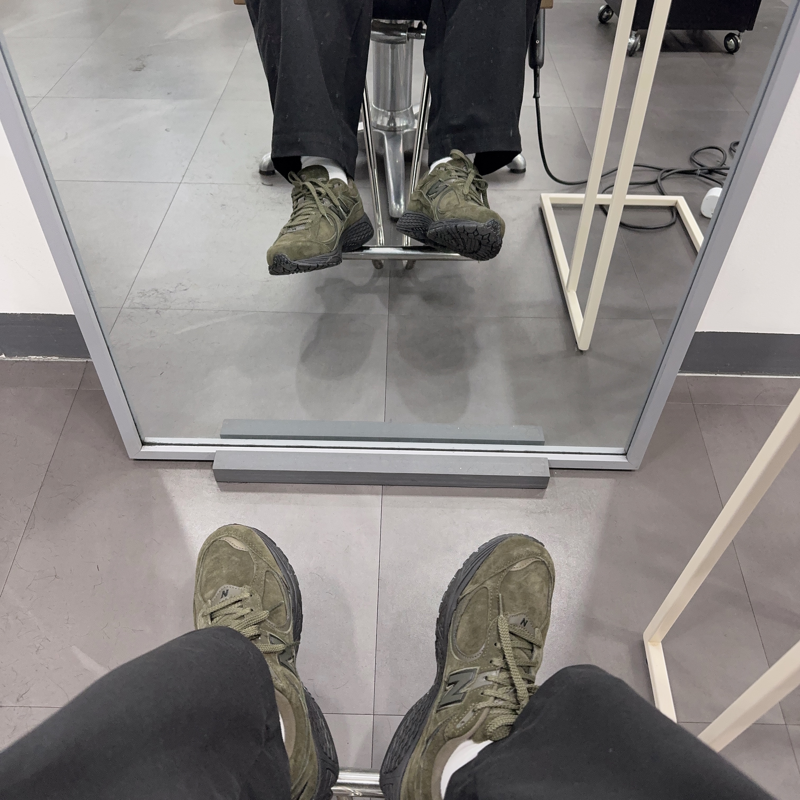 New Balance 2002R Khaki 착용 스타일