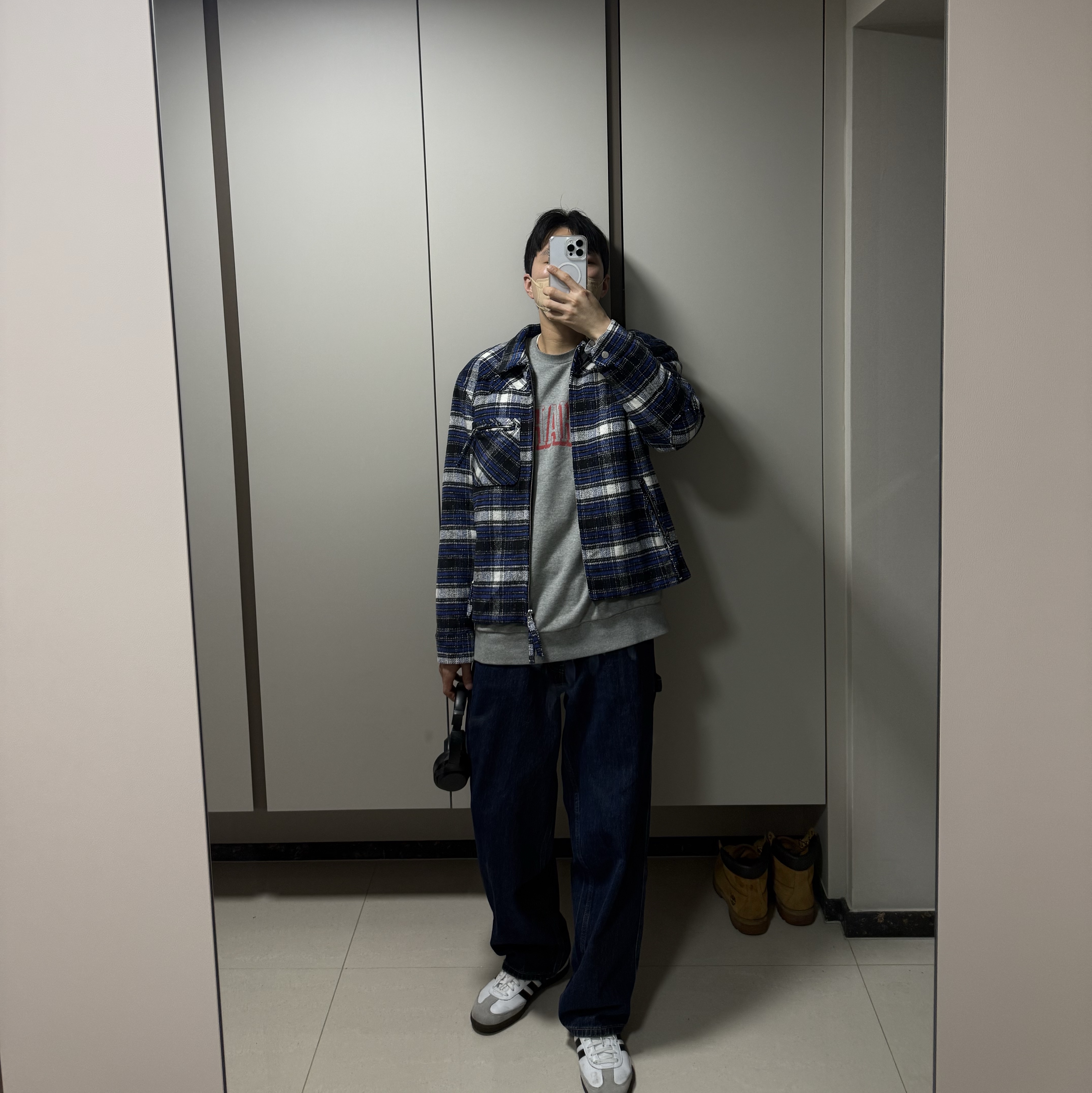 Levi's Silvertab Baggy Carpenter Jeans Dark Indigo, Adidas Samba OG Cloud White 착용 스타일