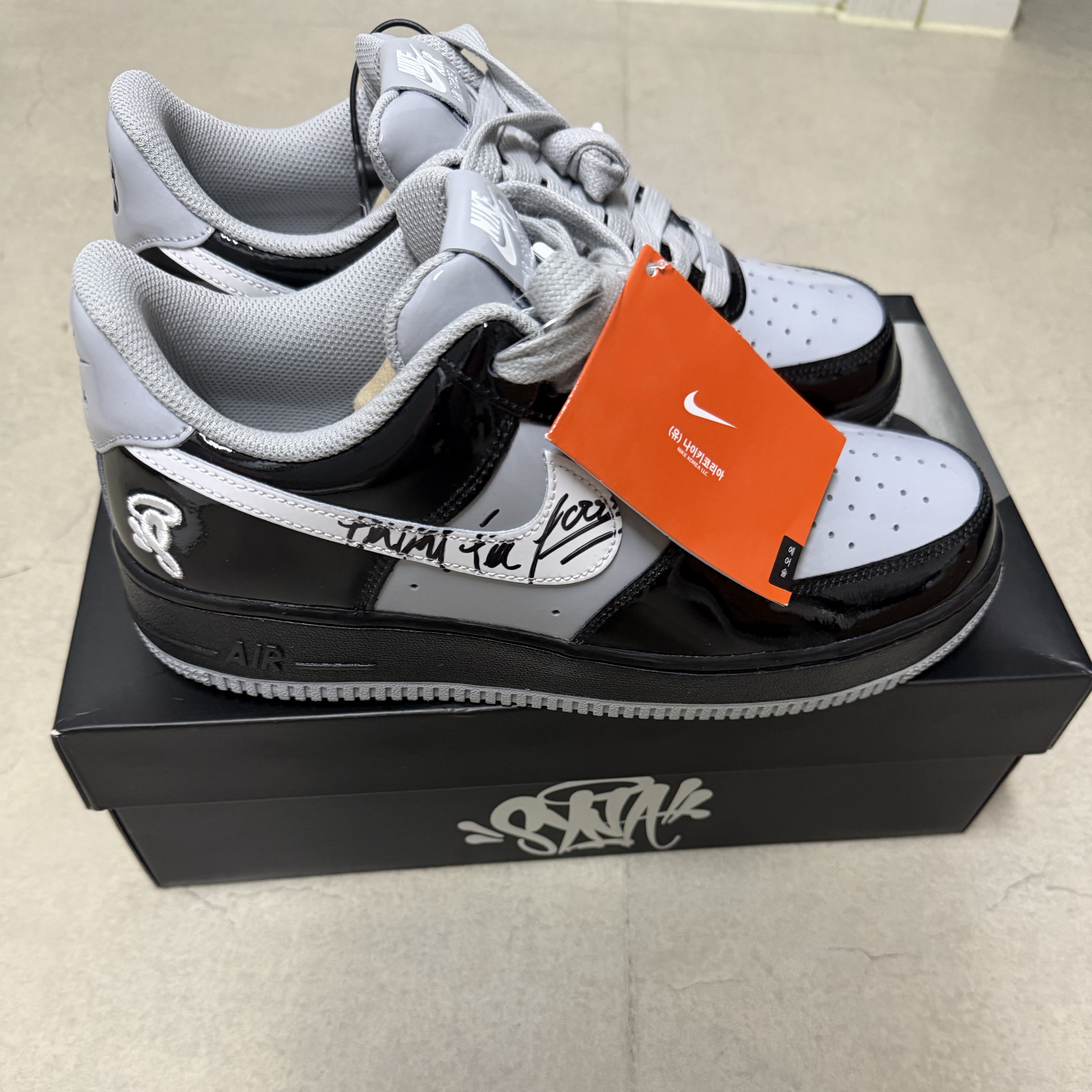 Nike x Syna Air Force 1 '07 Black and Light Smoke Grey 착용 스타일