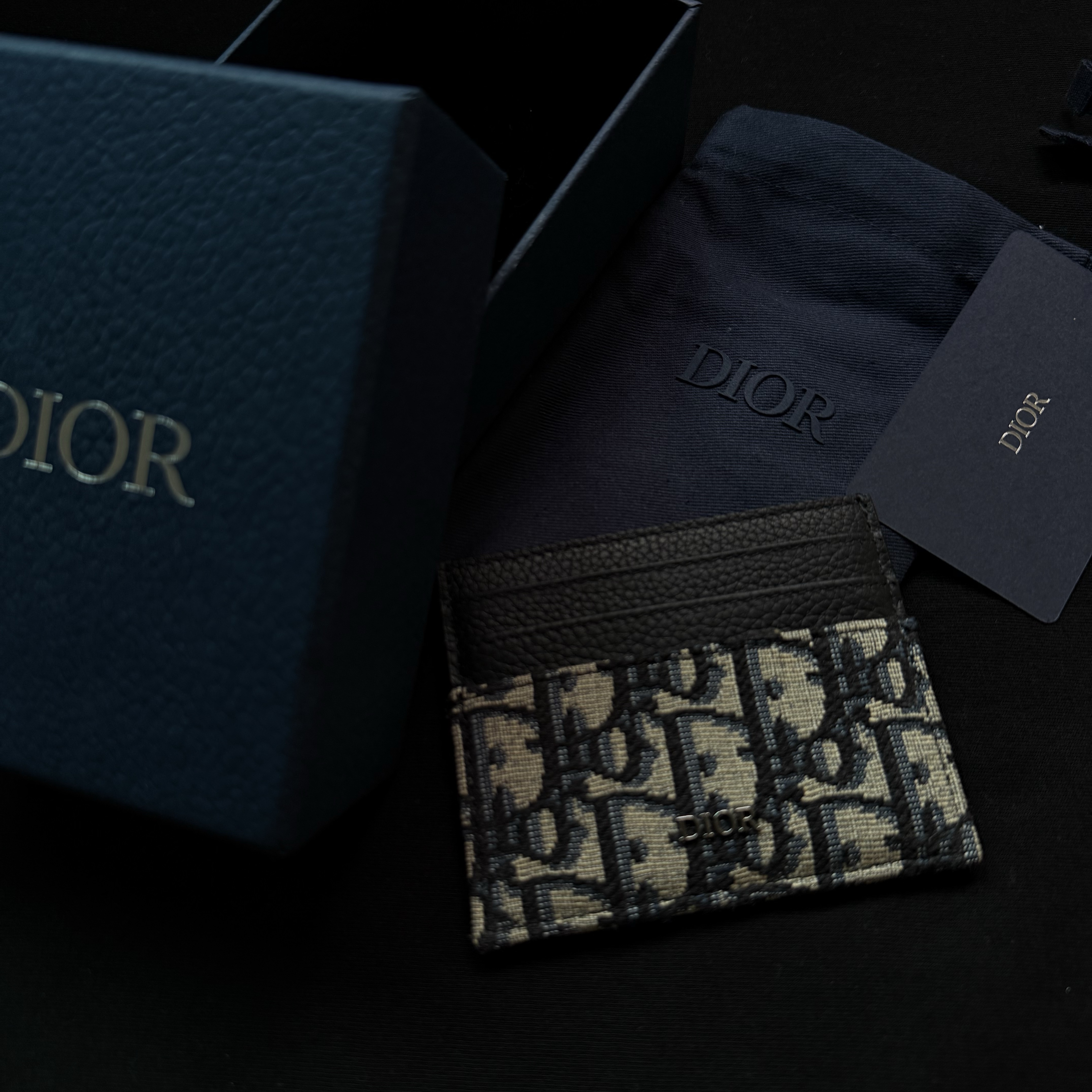 Dior Card Holder Beige & Black Dior Oblique Jacquard 착용 스타일