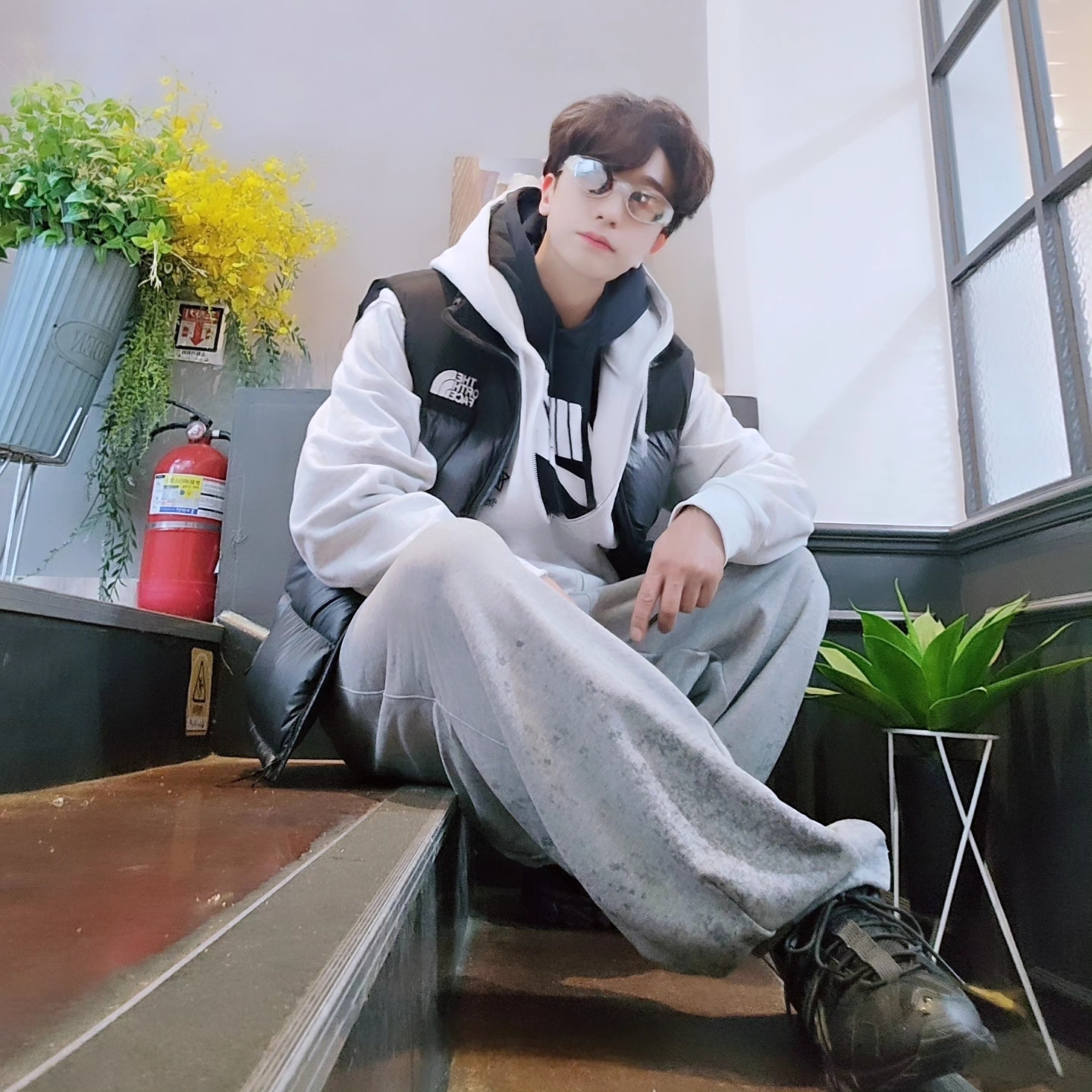 The North Face Novelty Nuptse Vest RDS Dark Gray - 25FW, Stussy Stock DSM Ginza Zip Hoodie Ash Heather 2023 착용 스타일 - 4