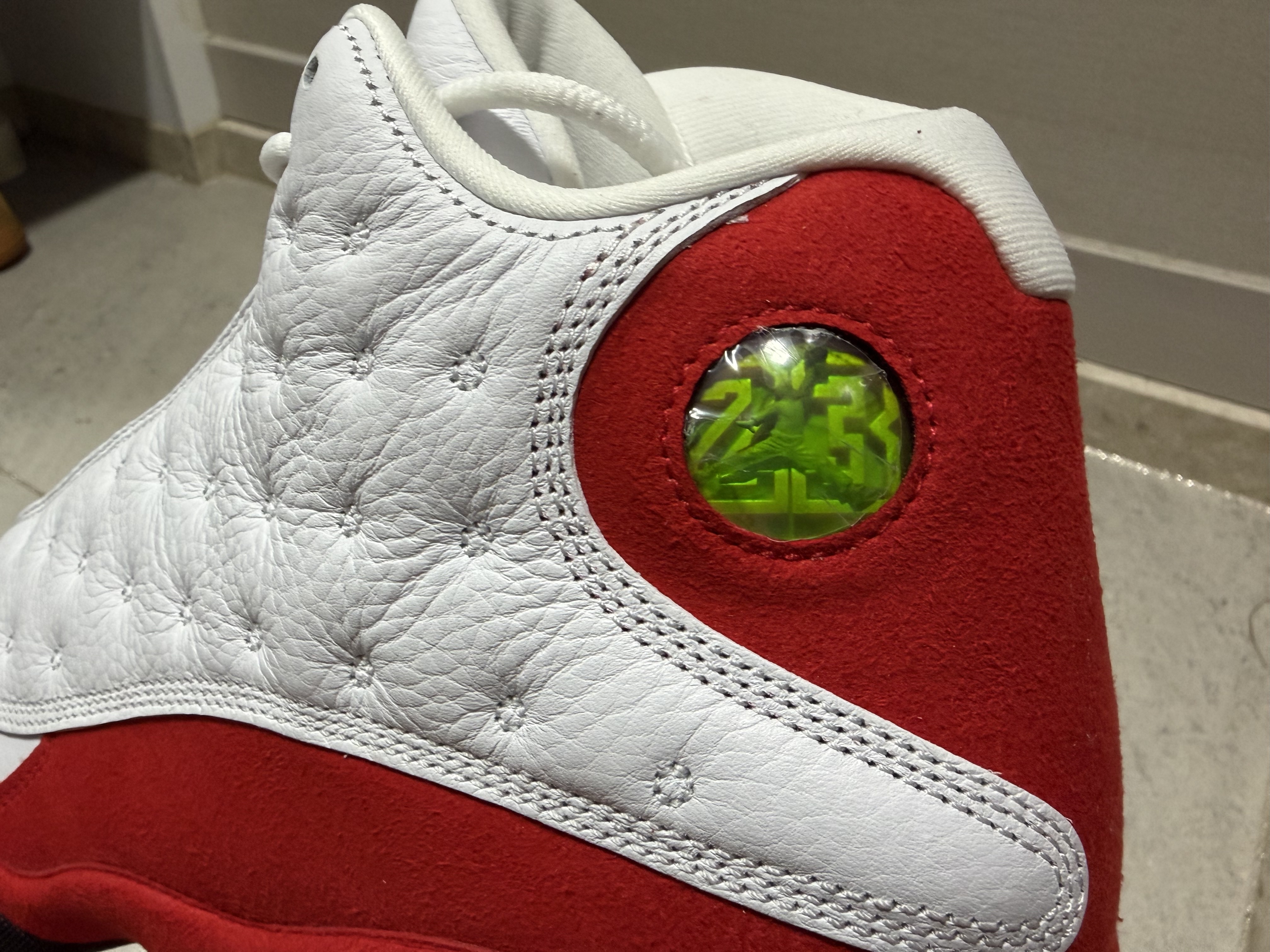 Jordan 13 Retro White and University Red 착용 스타일 - 2