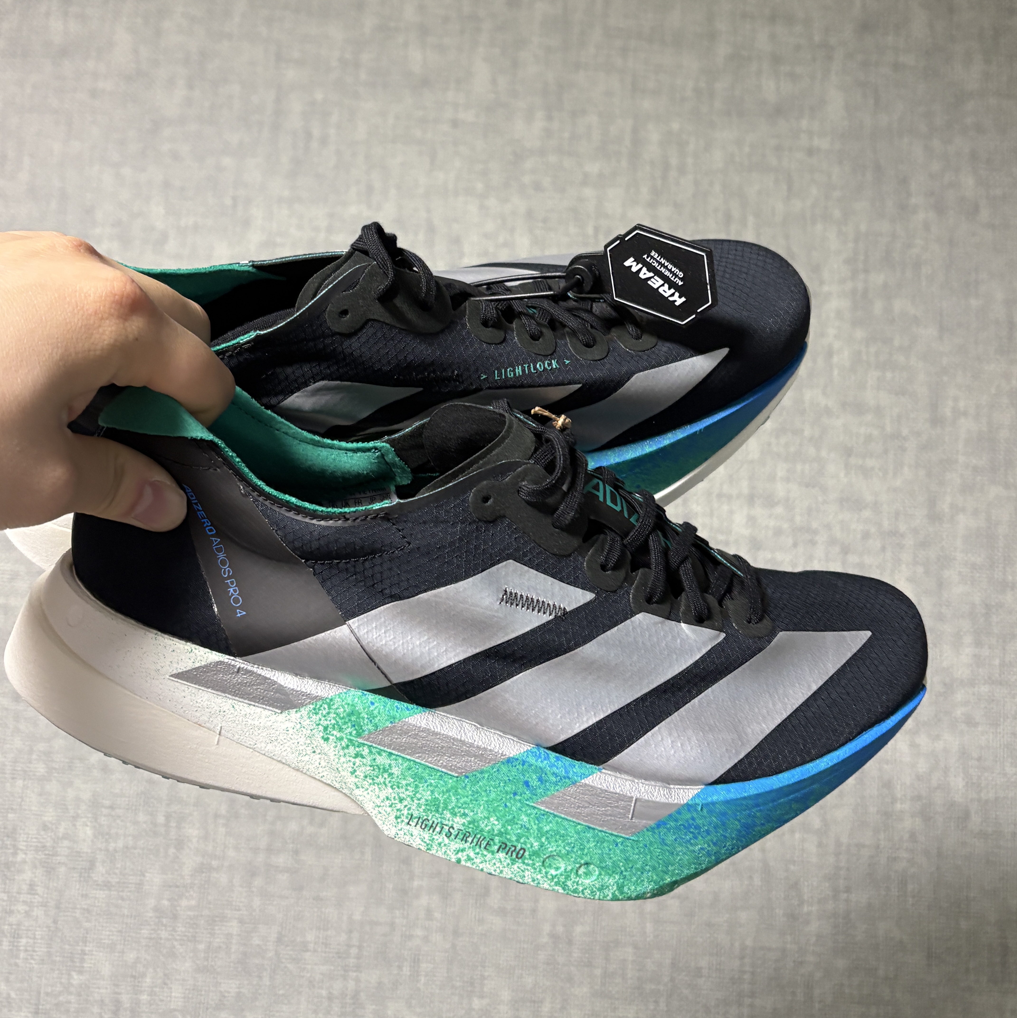 Adidas Adizero Adios Pro 4 Core Black Glory Green 착용 스타일 - 1