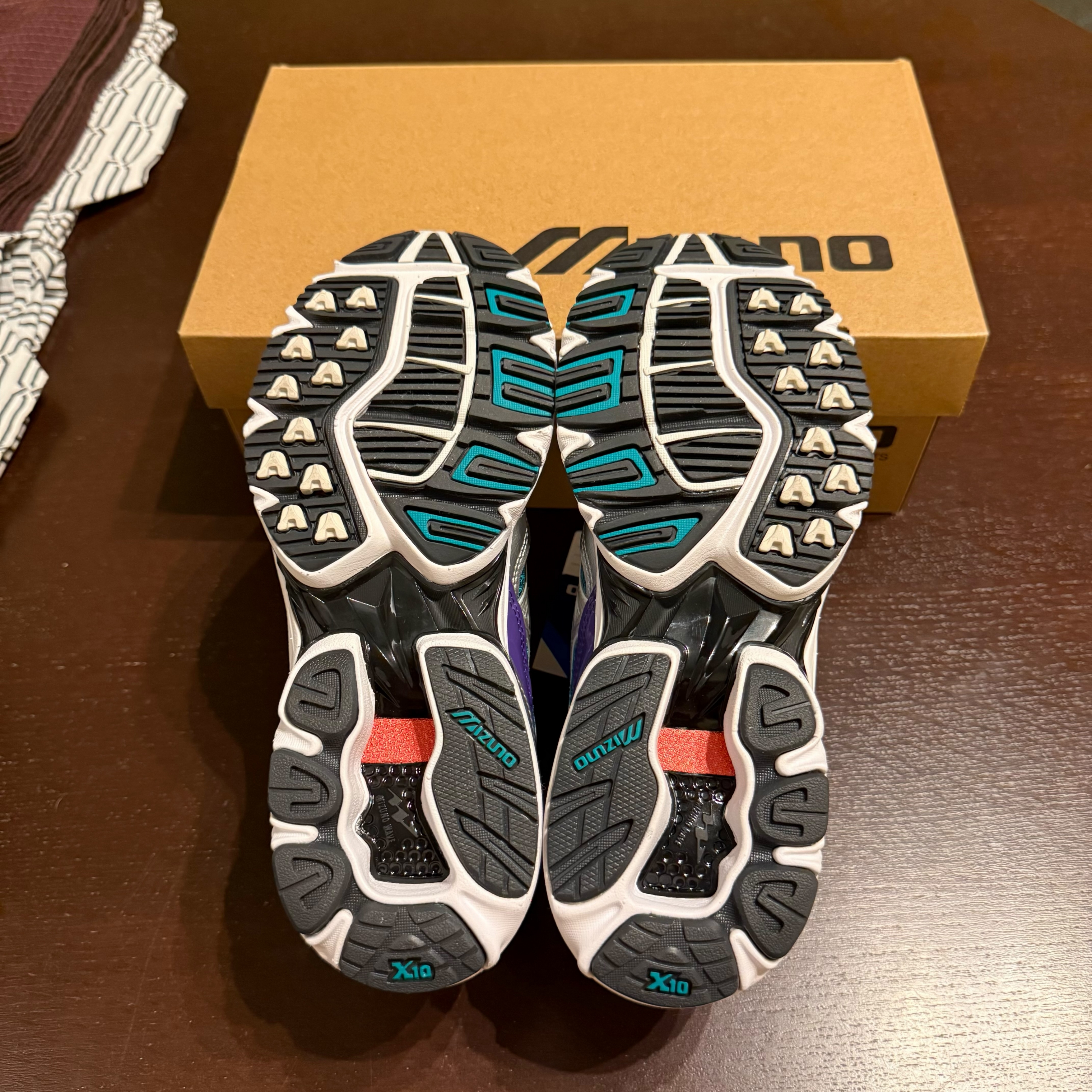 Mizuno Wave Rider 10 White Silver, Mizuno Wave Rider 10 White Silver Teal Blue 착용 스타일 - 4