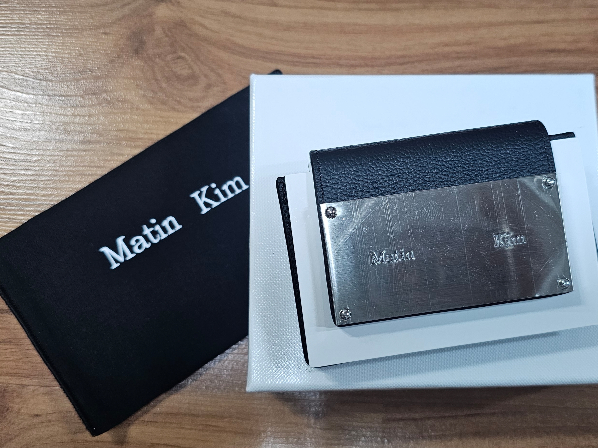 Matin Kim Accordion Wallet Black 착용 스타일