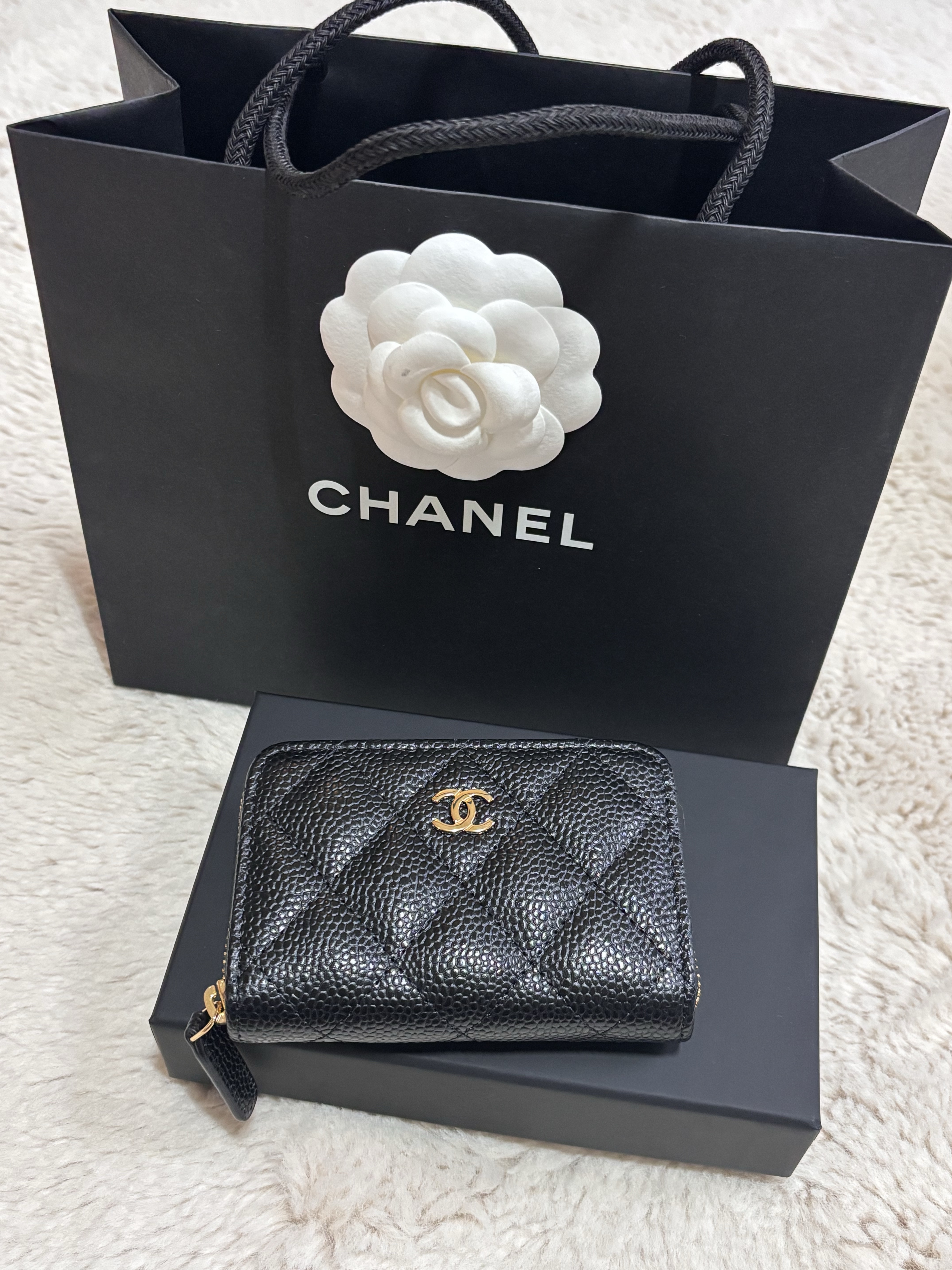 Chanel Classic Zipped Coin Purse Grained Calfskin & Gold Black 착용 스타일