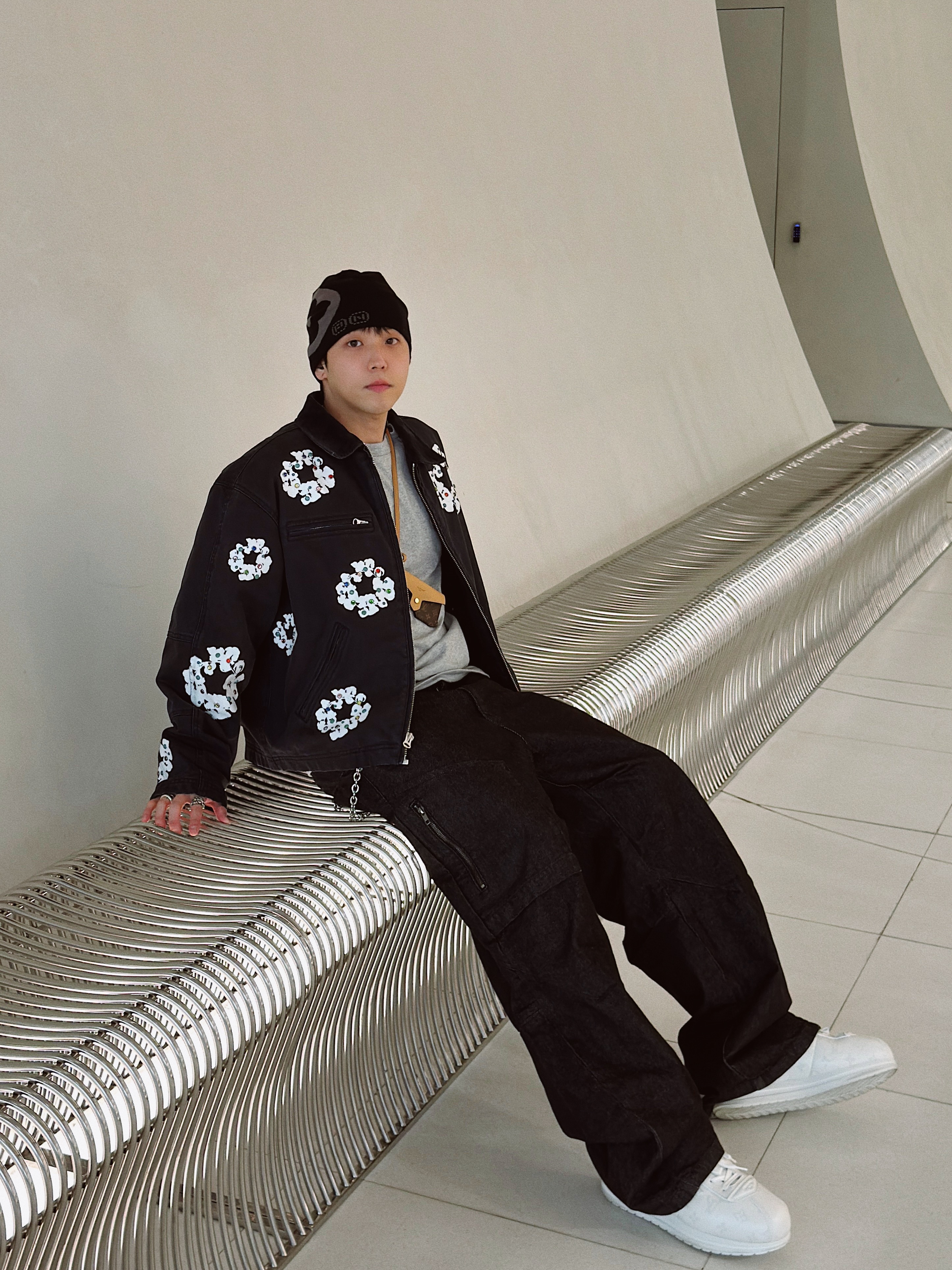 Louis Vuitton LV Fit Monogram Beanie Black, Sundayoffclub Montmartre Cross Moneyclip Chain Antique Silver 착용 스타일 - 4