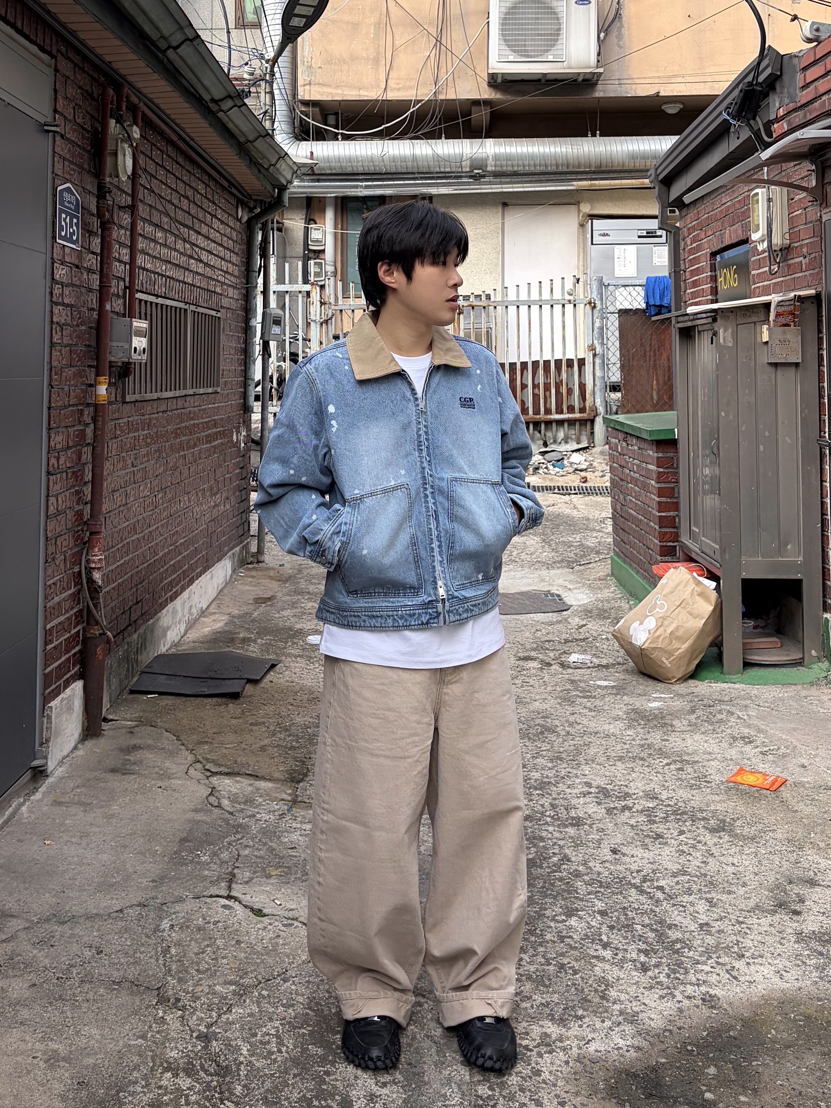 noun Wide Curved Denim Pants Sand Beige, Nike x Jacquemus J Force 1 Low LX SP Black 착용 스타일 - 1