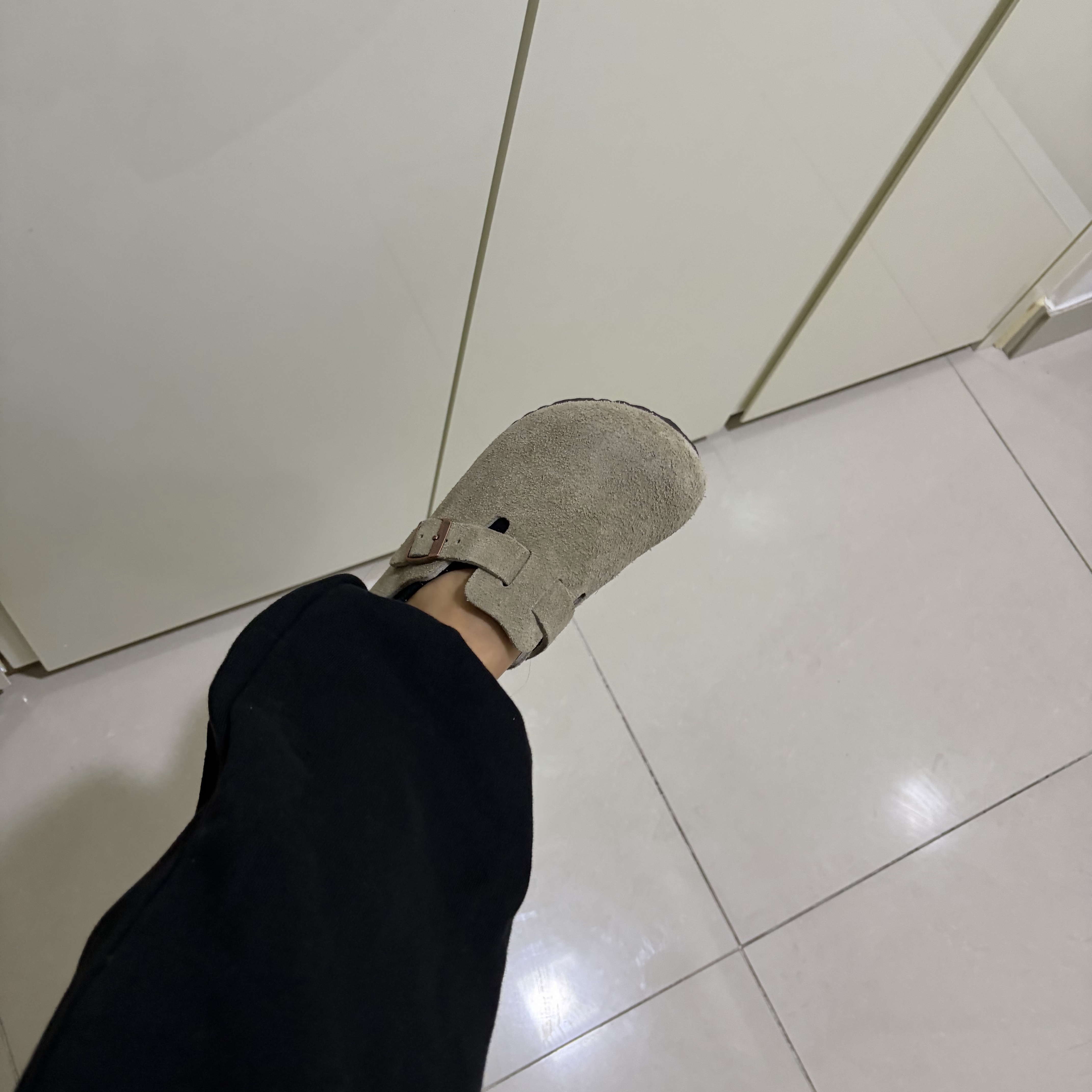 Birkenstock Boston Soft Footbed Taupe - Regular 착용 스타일 - 1