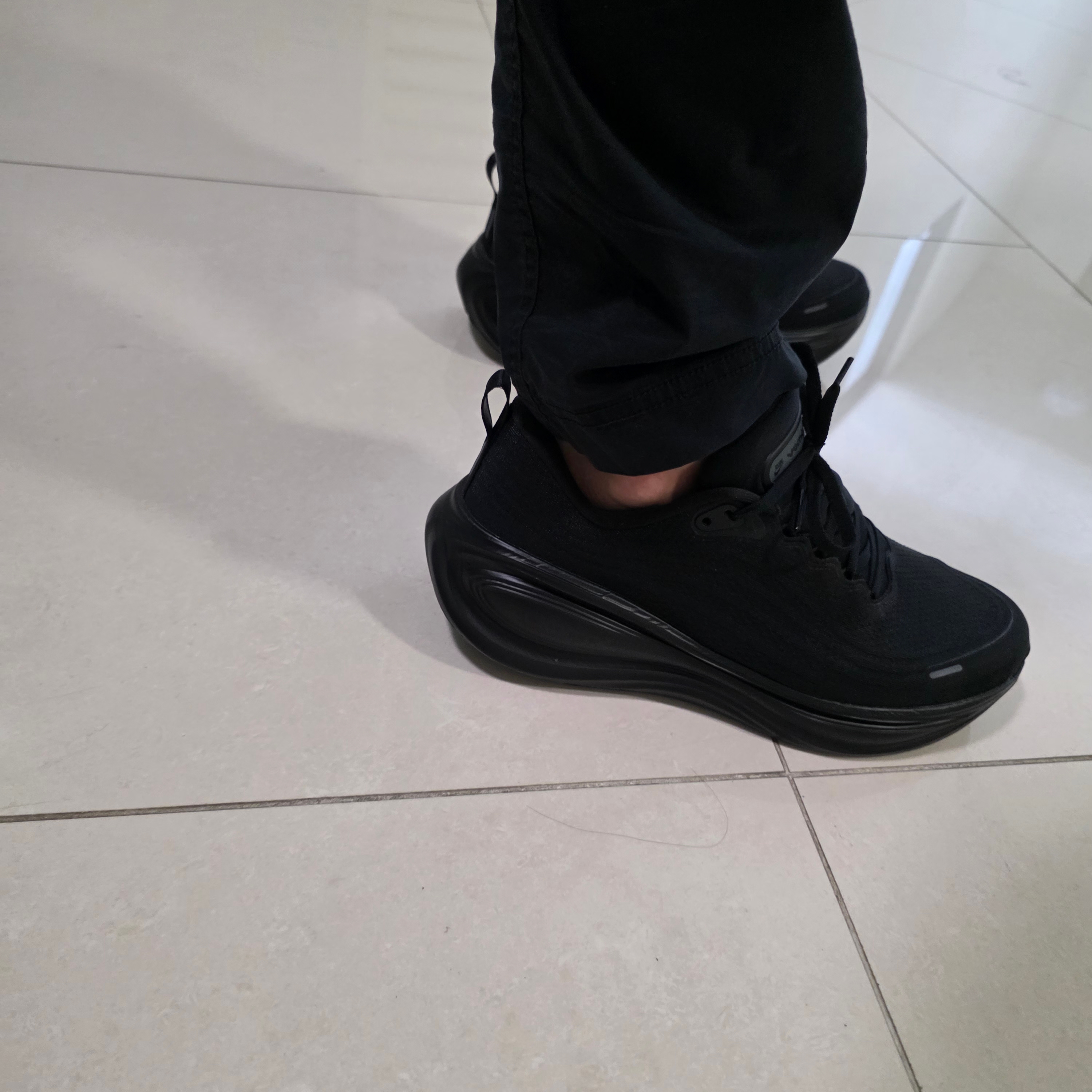NIke Vomero Plus Black Anthracite 착용 스타일 - 3