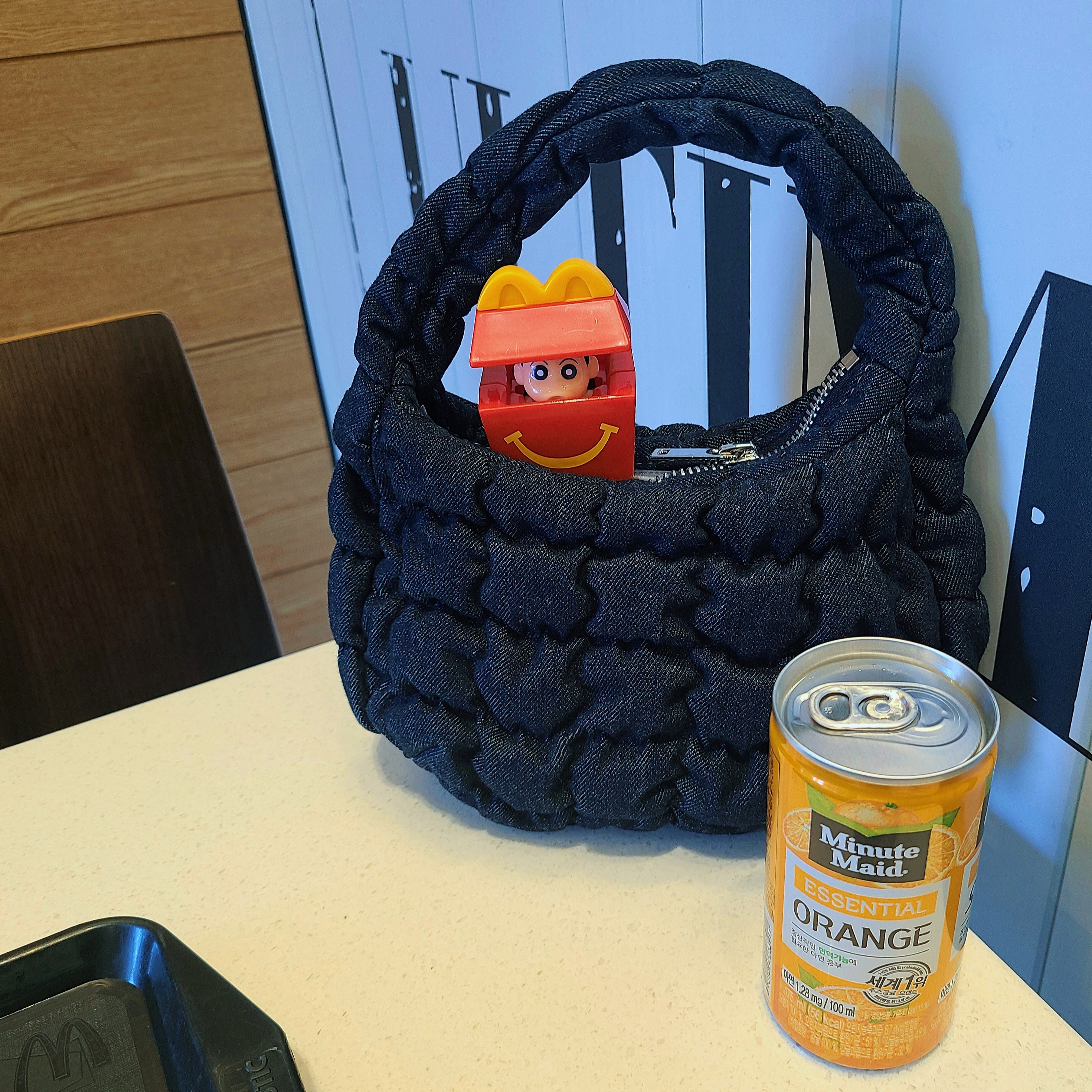 McDonald's x Crayon Shin-Chan Happy Meal, Box Surprise, COS Quilted Micro Bag Dark Blue Denim 착용 스타일 - 1