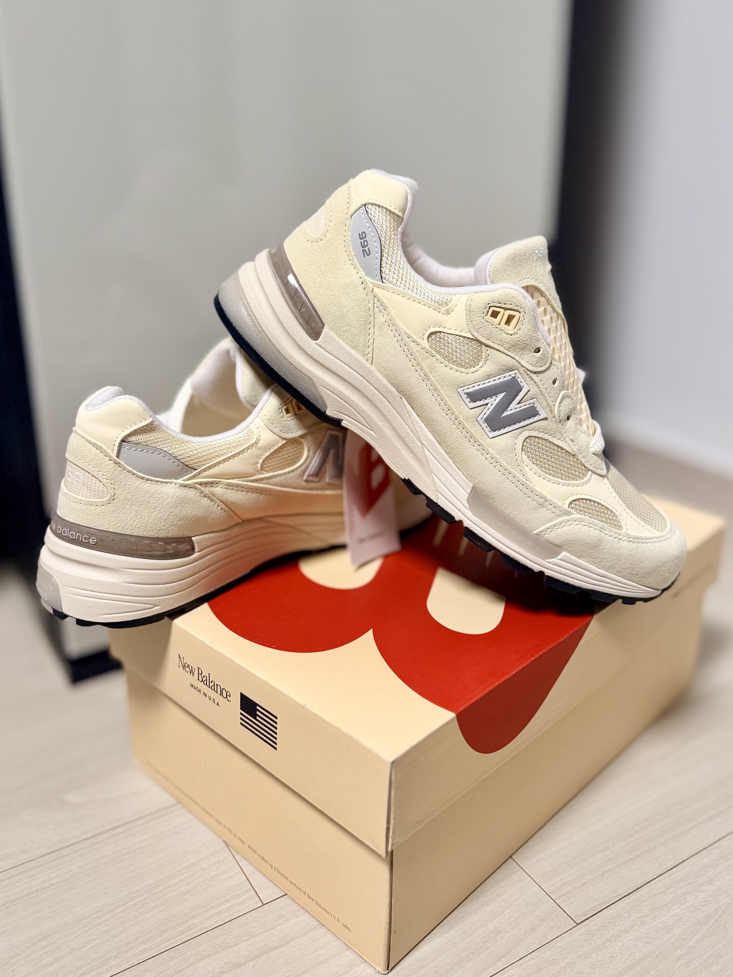 New Balance 992 Made in USA Calcium Raw Cashew 착용 스타일