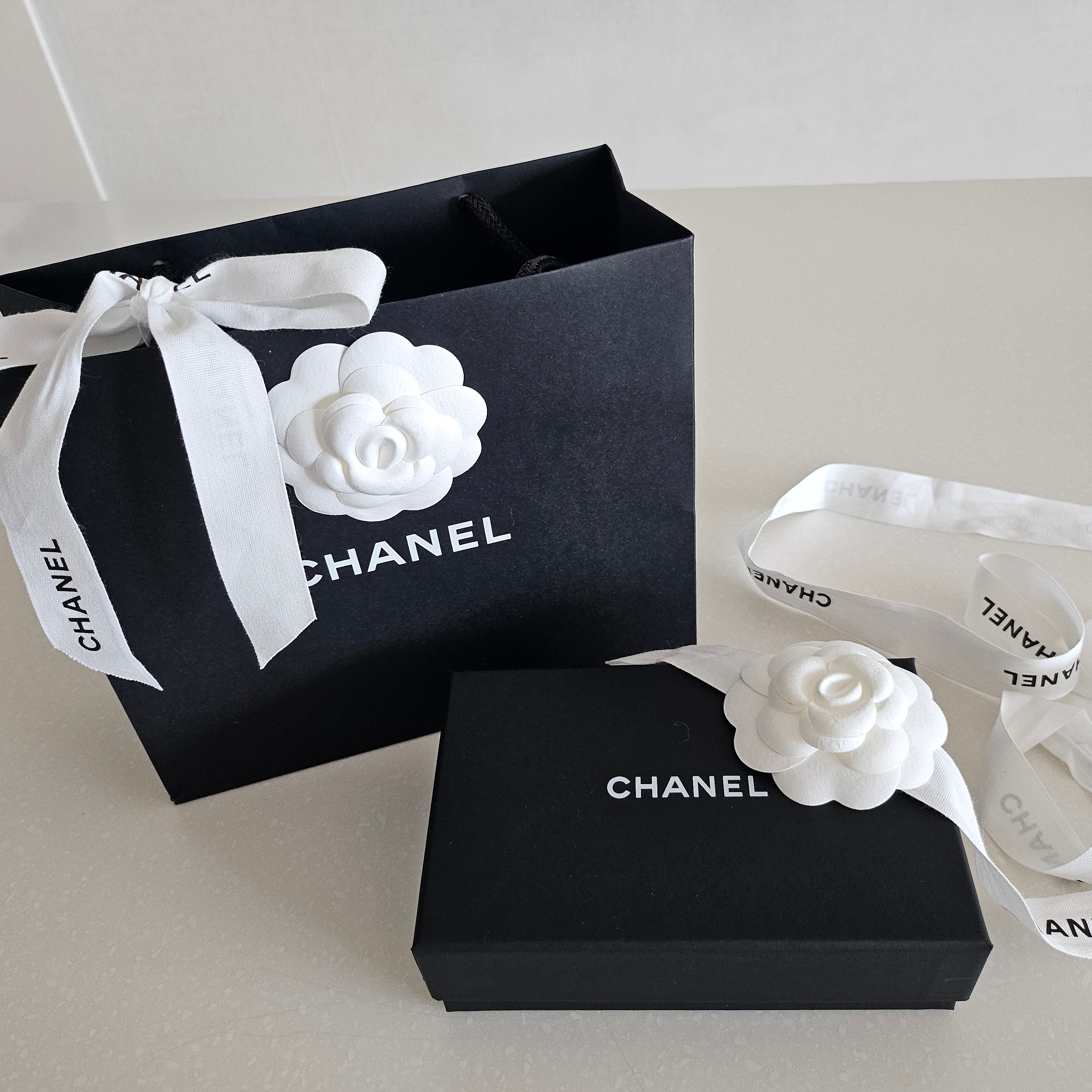 Chanel Classic Card Holder Grained Calfskin & Silver Black 착용 스타일