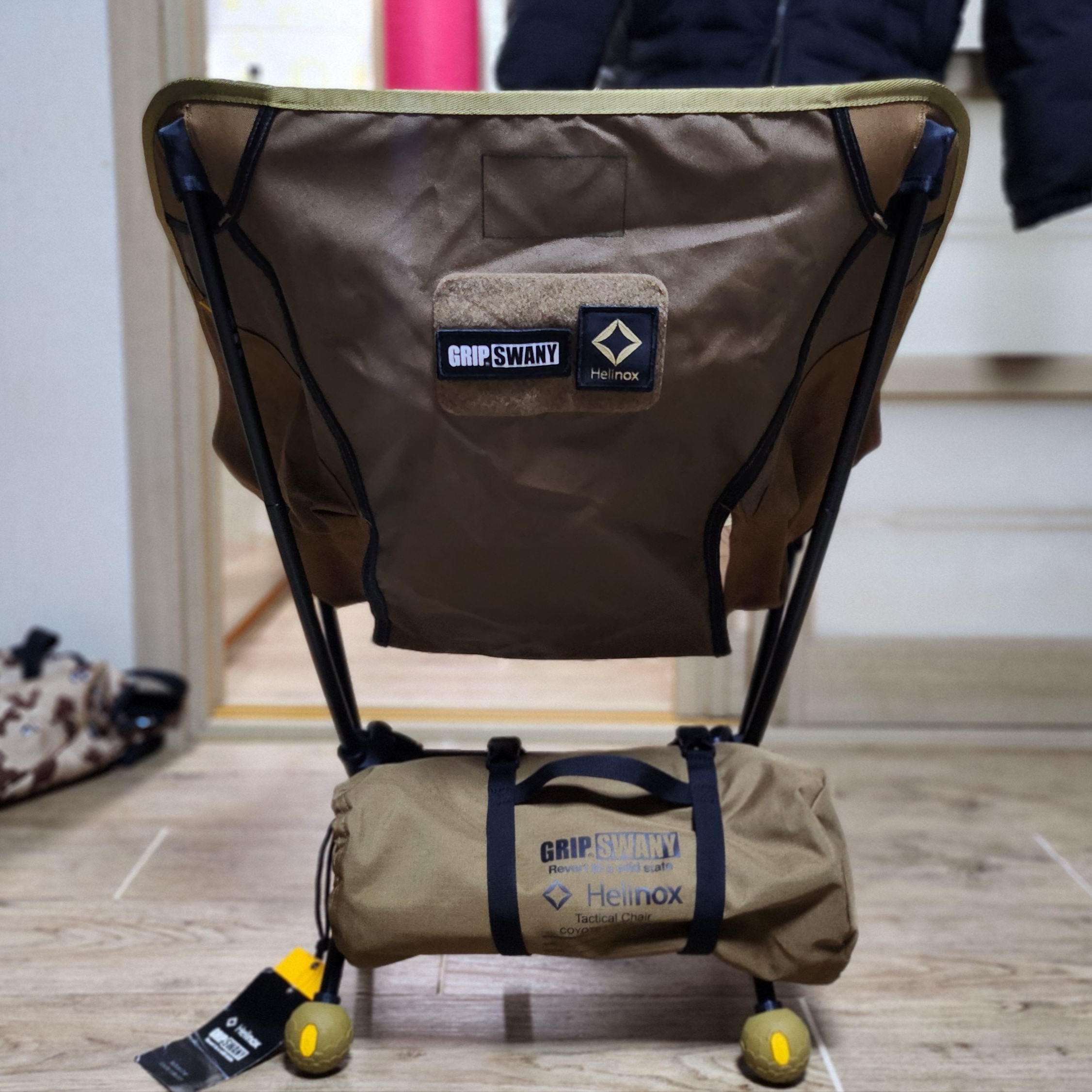 Grip Swany x Helinox Tactical Chair Set Coyote, Helinox Vibram Ball Feet 45mm Coyote Tan 착용 스타일 - 3