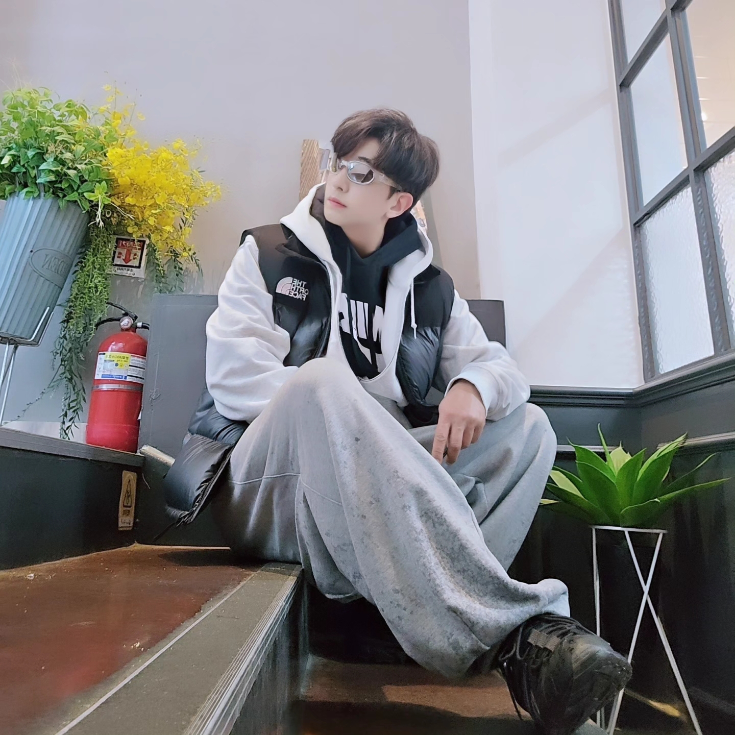 The North Face Novelty Nuptse Vest RDS Dark Gray - 25FW, Stussy Stock DSM Ginza Zip Hoodie Ash Heather 2023 착용 스타일 - 2