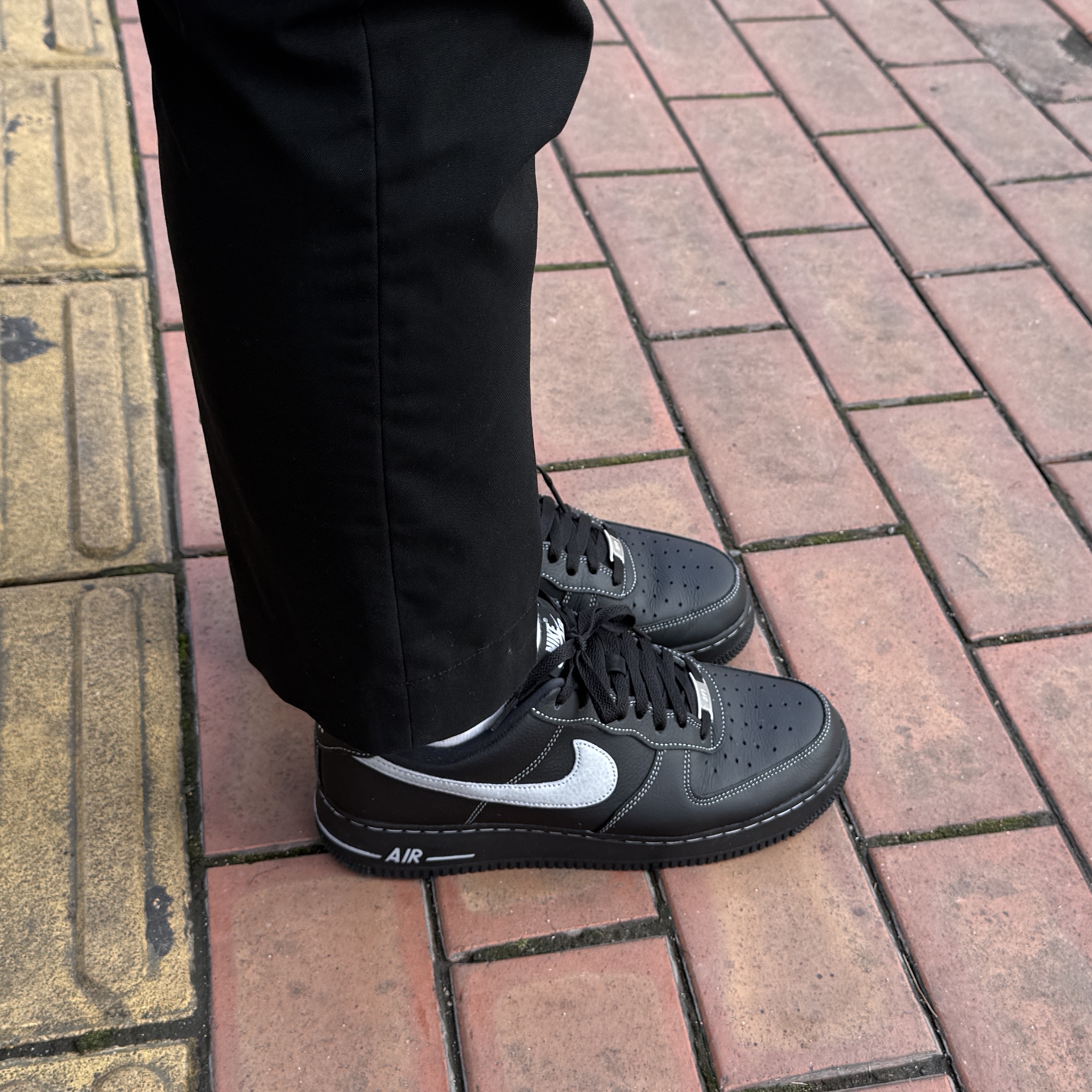 Nike Air Force 1 '07 LV8 Black Wolf Grey 착용 스타일