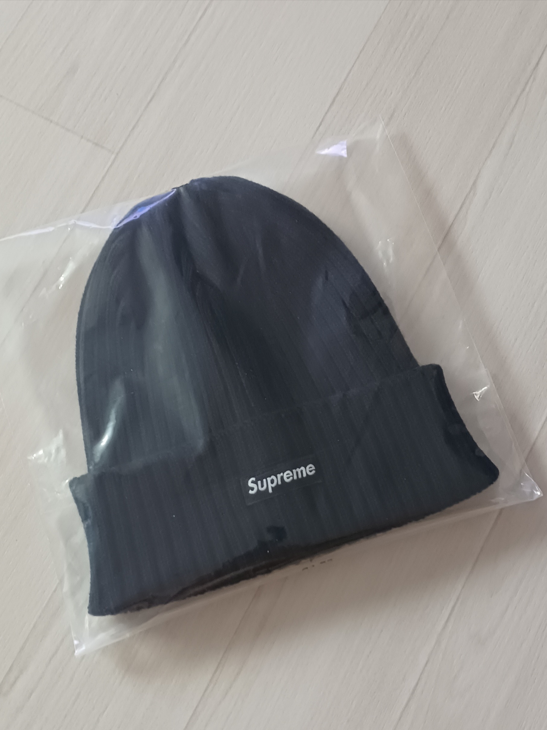 Supreme Overdyed Beanie Black 착용 스타일