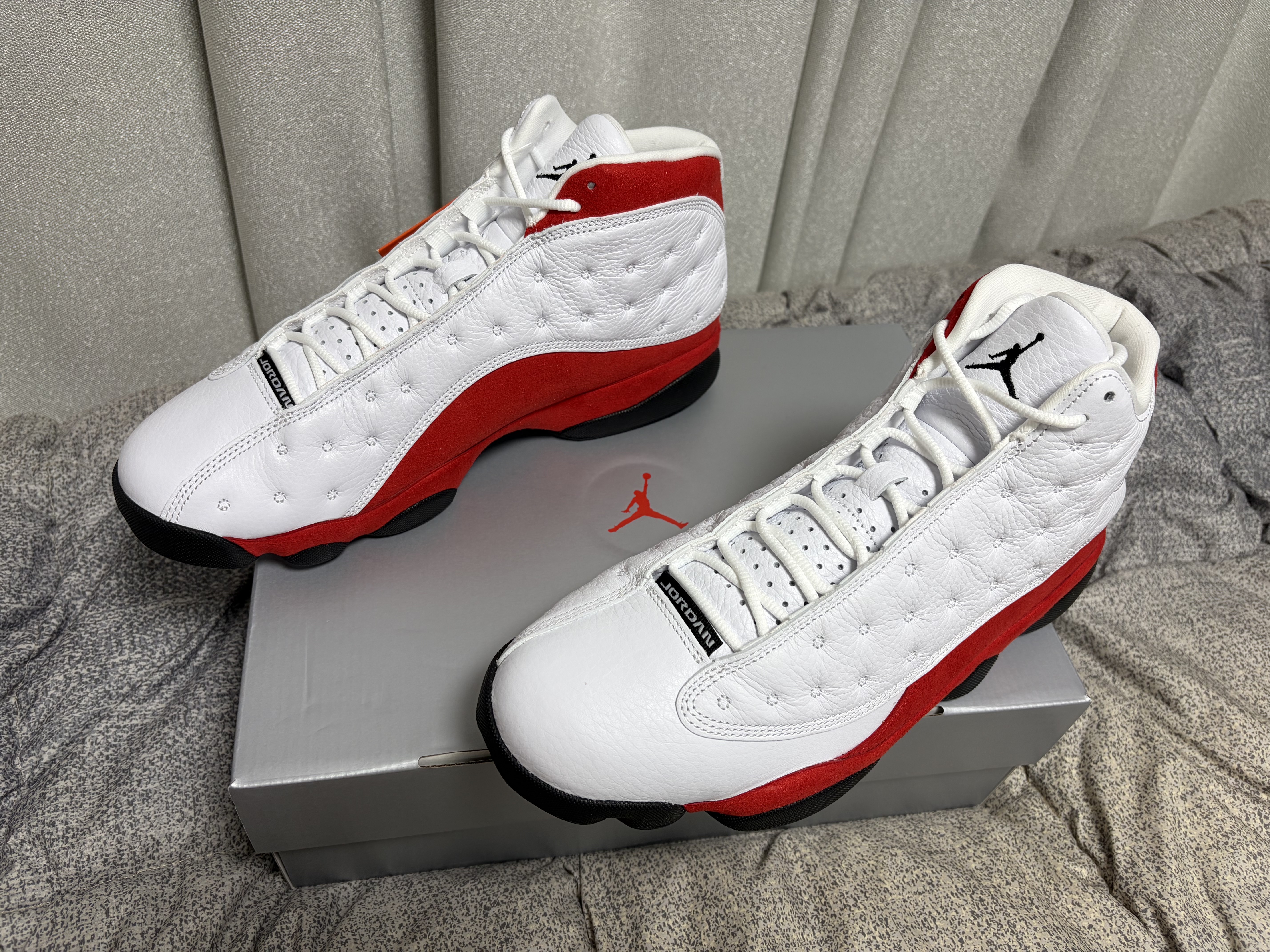Jordan 13 Retro White and University Red 착용 스타일 - 3