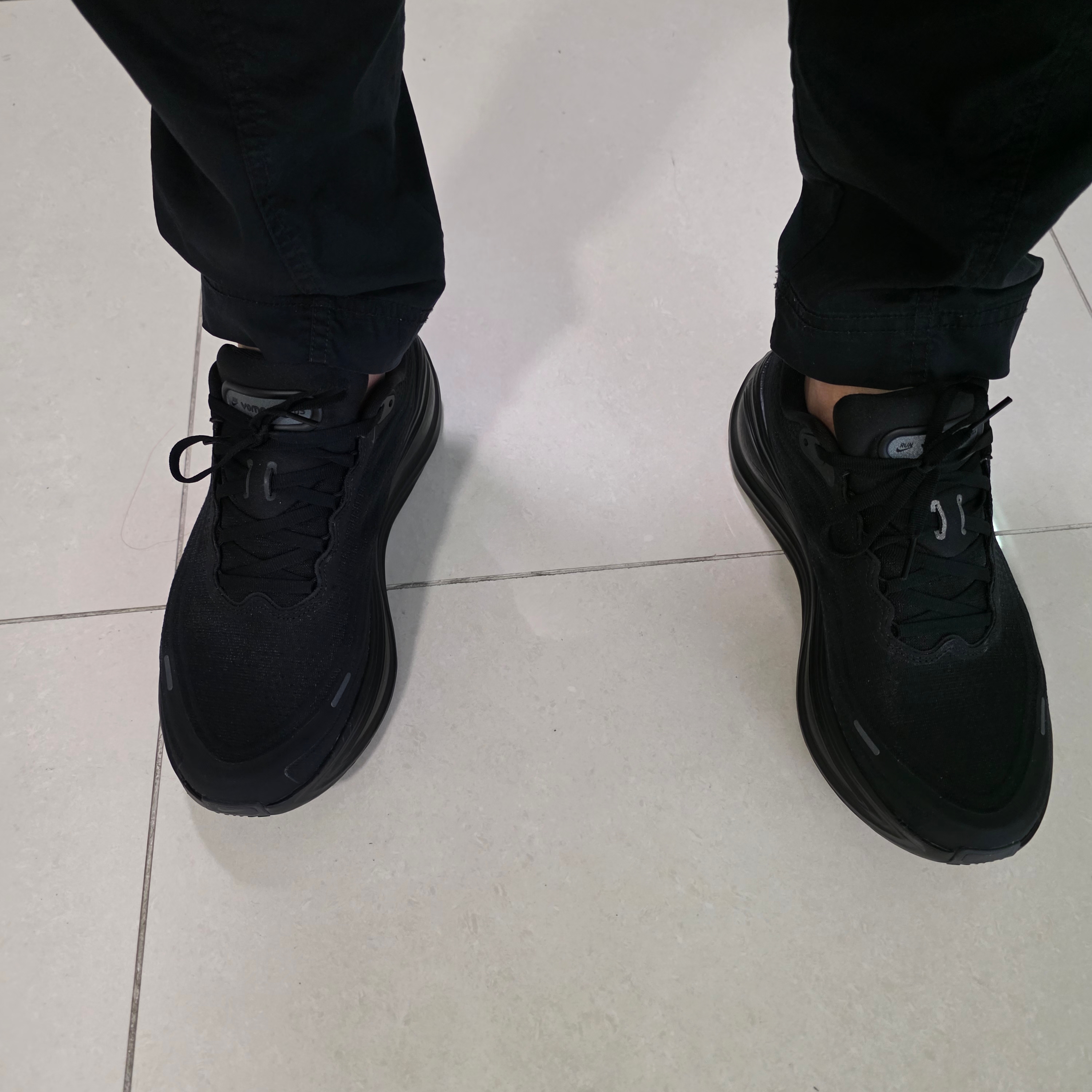 NIke Vomero Plus Black Anthracite 착용 스타일 - 4