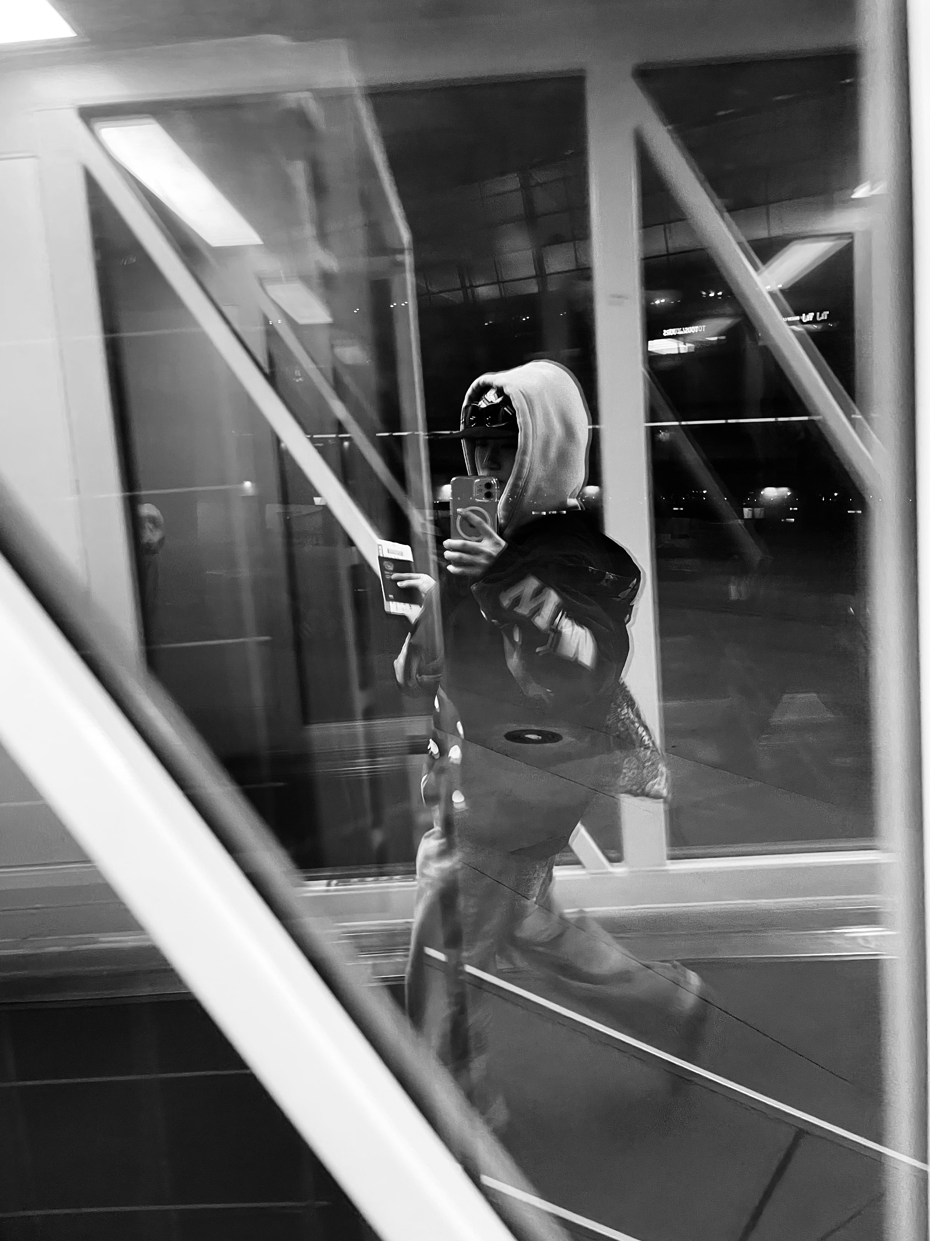 Starbucks x BAPE Baby Milo Neck Pillow, Starbucks x BAPE Baby Milo Foldable Bag 착용 스타일 - 2