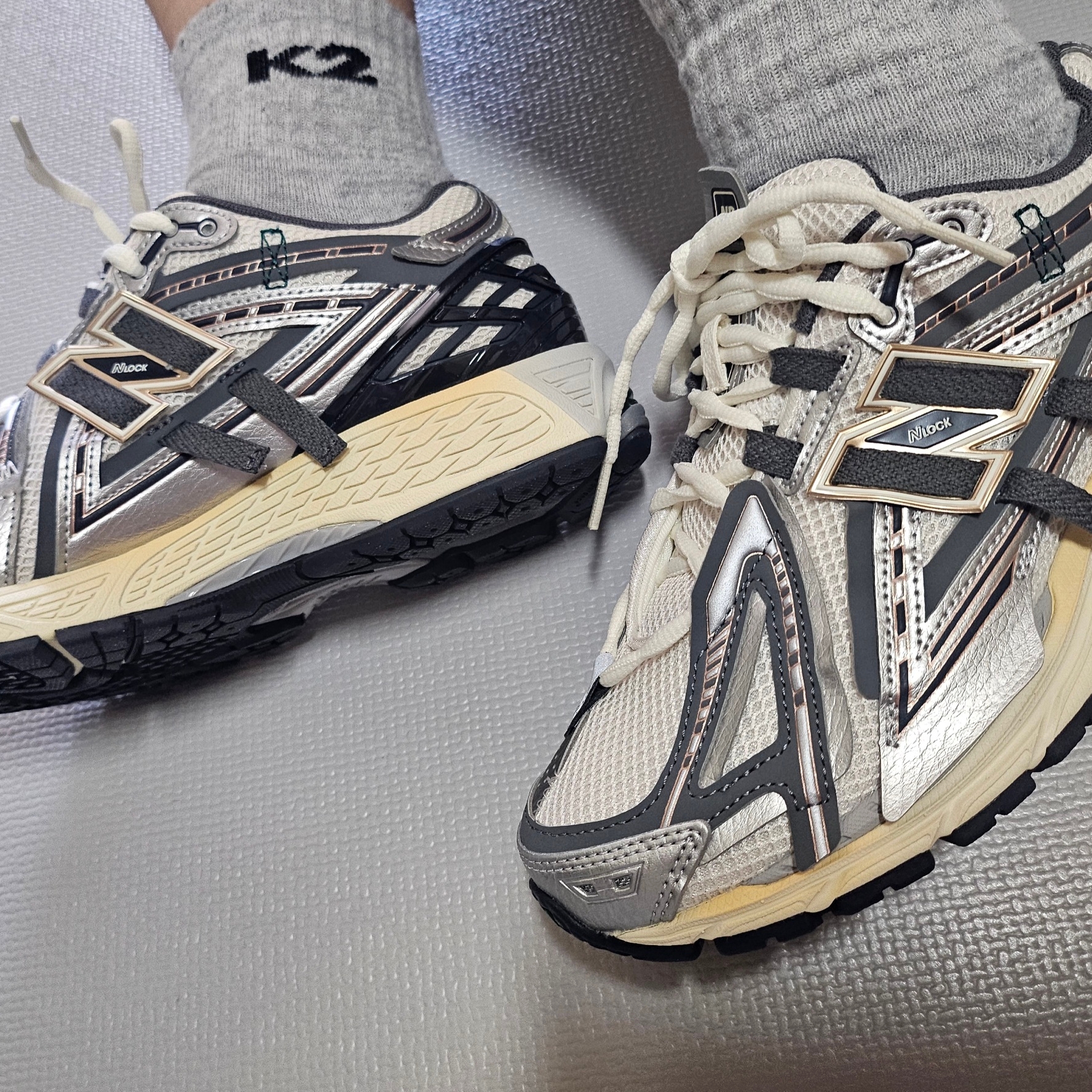 New Balance 1906A Silver Metallic Castlerock 착용 스타일 - 1