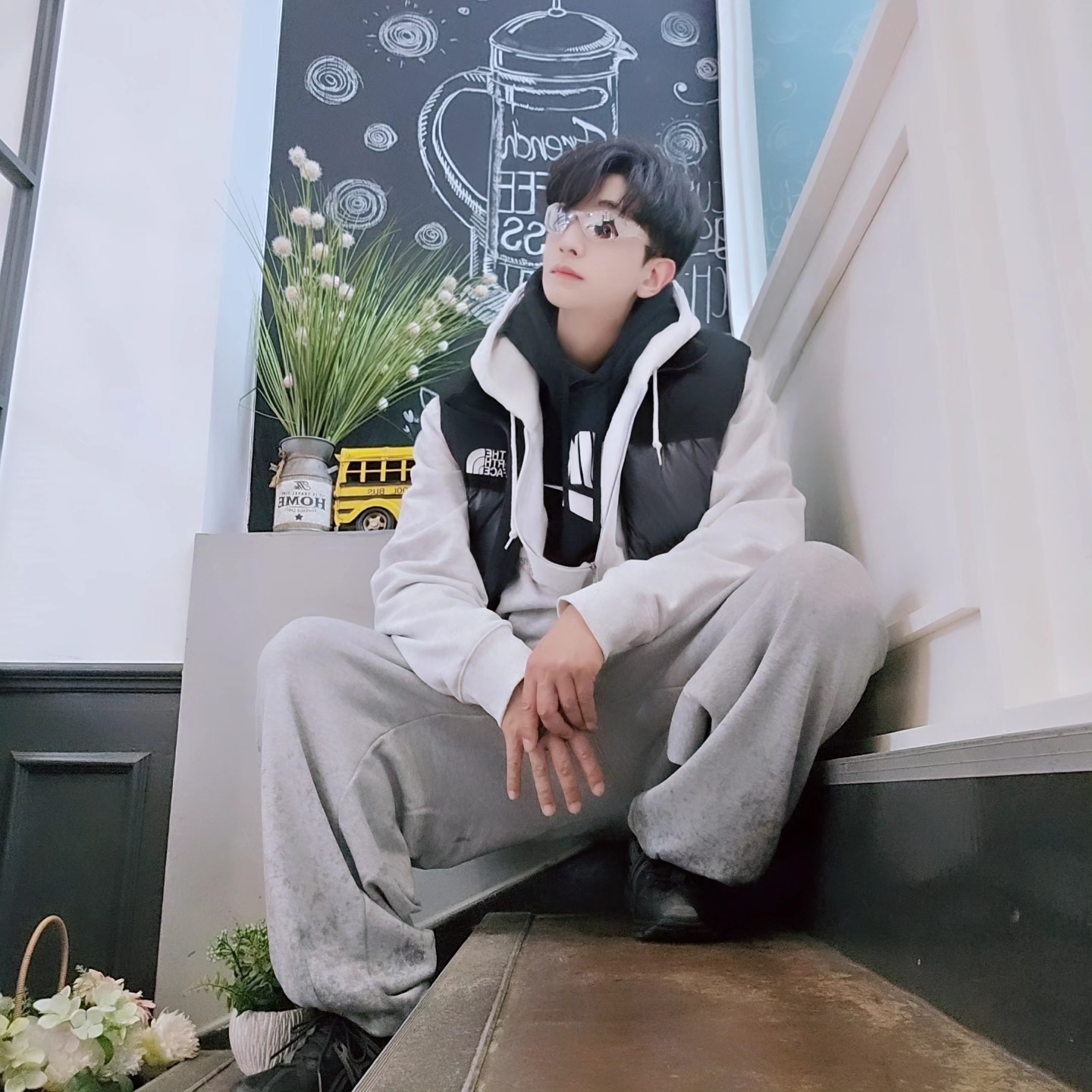 The North Face Novelty Nuptse Vest RDS Dark Gray - 25FW, Nike NSW Club Fleece Graphic Pullover Hoodie black - Asia 착용 스타일 - 3