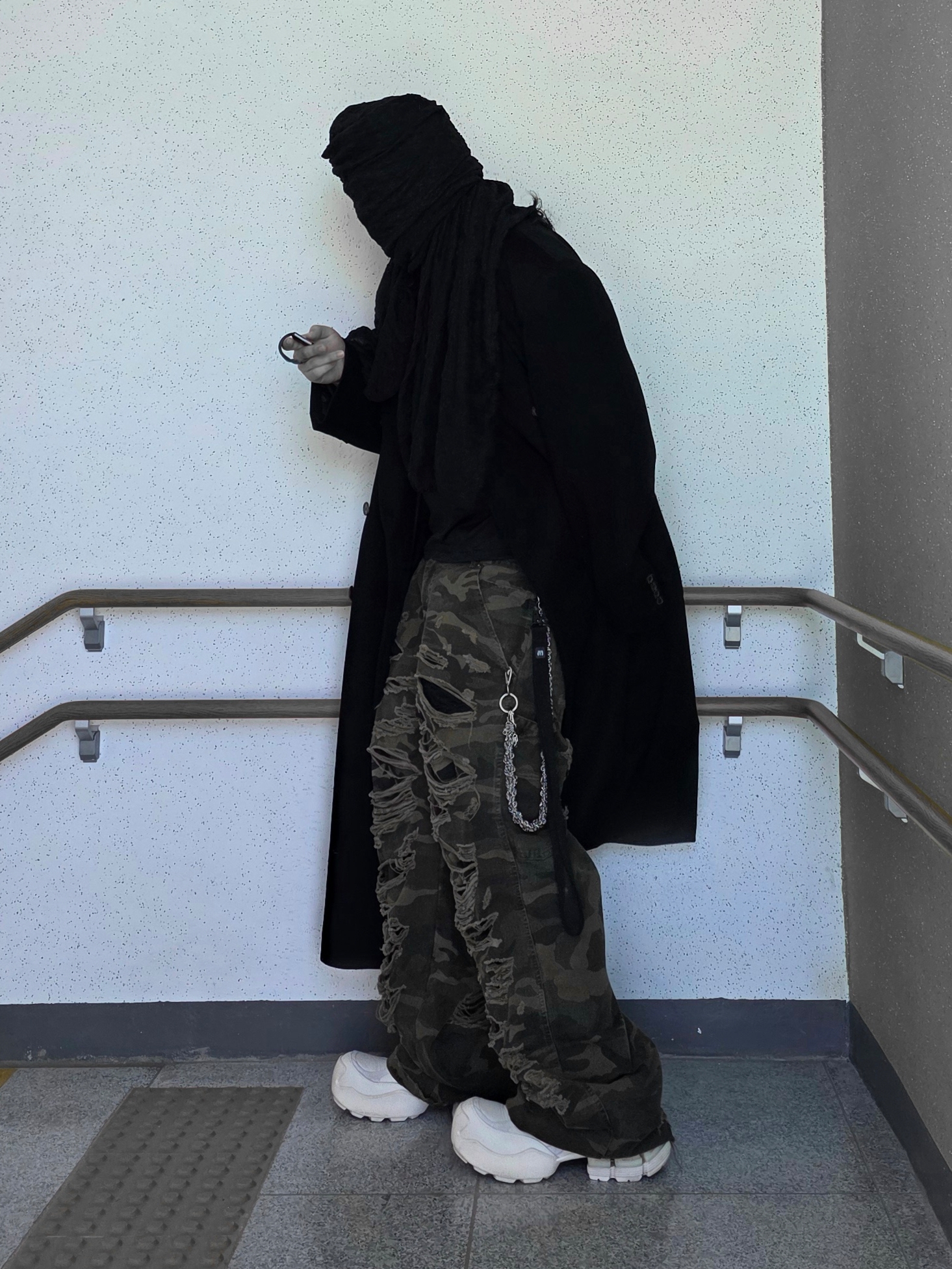 Remagine The Core White, emostanceclub Double Layered Distressed Camo Pants Woodland Camo 착용 스타일 - 3